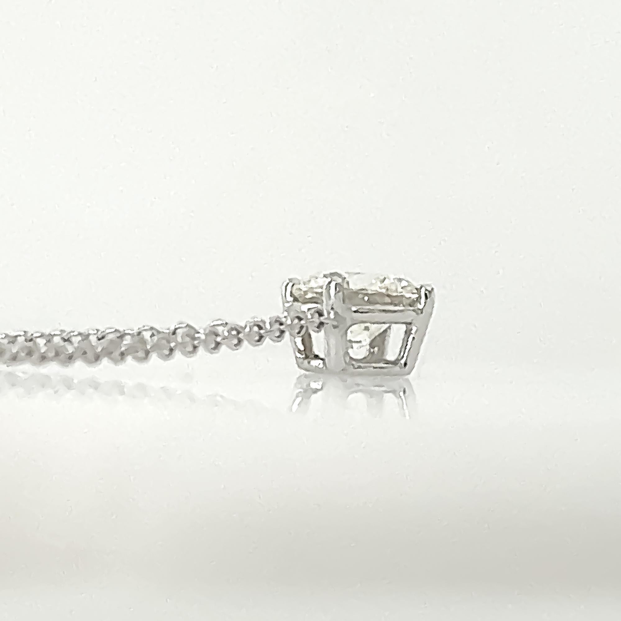 Pendentif en or blanc 14 carats avec diamants de 0,70 carat Pour femmes en vente