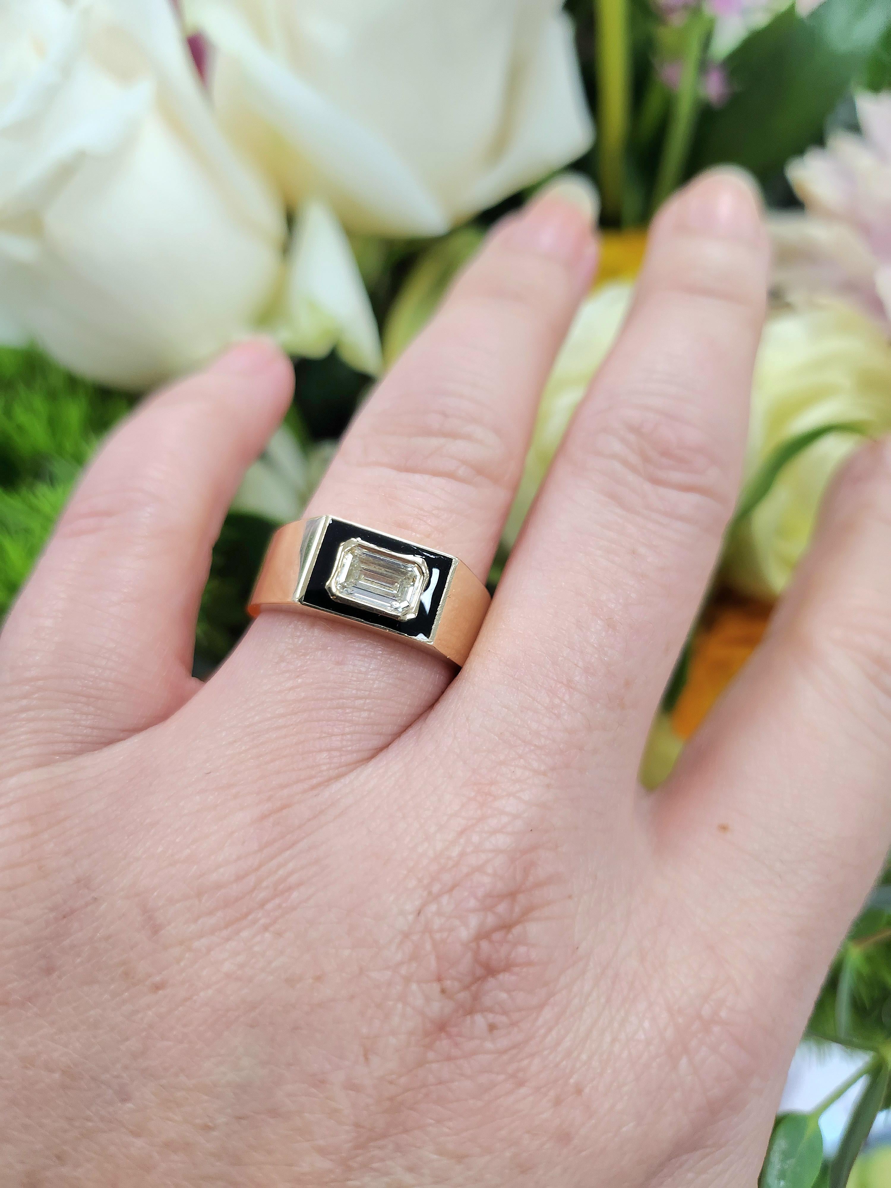 Kühnes Zigarrenband mit Smaragdschliff-Diamant und schwarzer Emaille Ring aus 14K Gold

Dies ist ein kühner und eleganter Zigarrenring mit einem eleganten Diamanten im Smaragdschliff und glänzender schwarzer Emaille. Eine perfekte Mischung aus