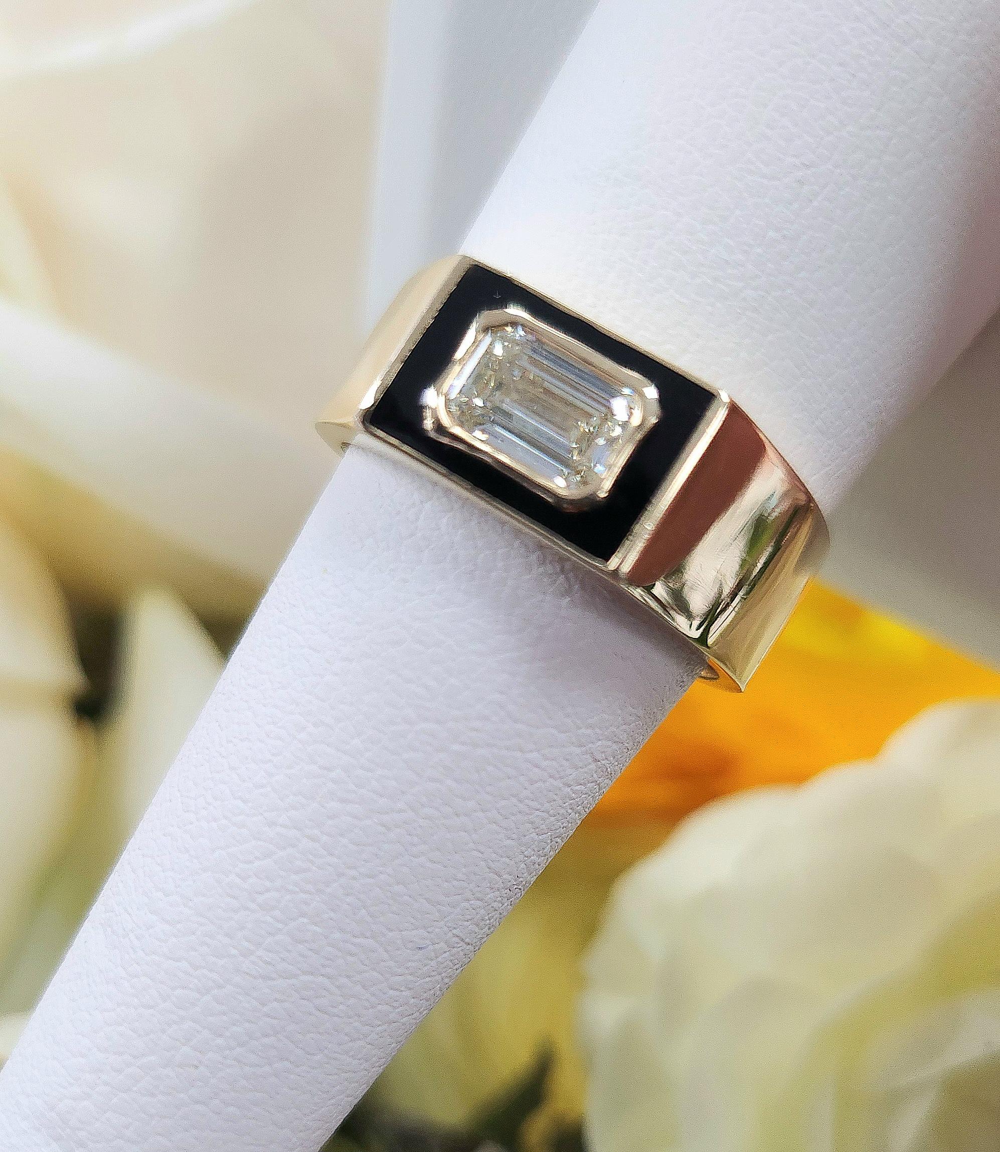 0,70 Karat Smaragdschliff Diamant Schwarz Emaille Lünette Set 14K Gelbgold Zigarrenring (Kunsthandwerker*in) im Angebot