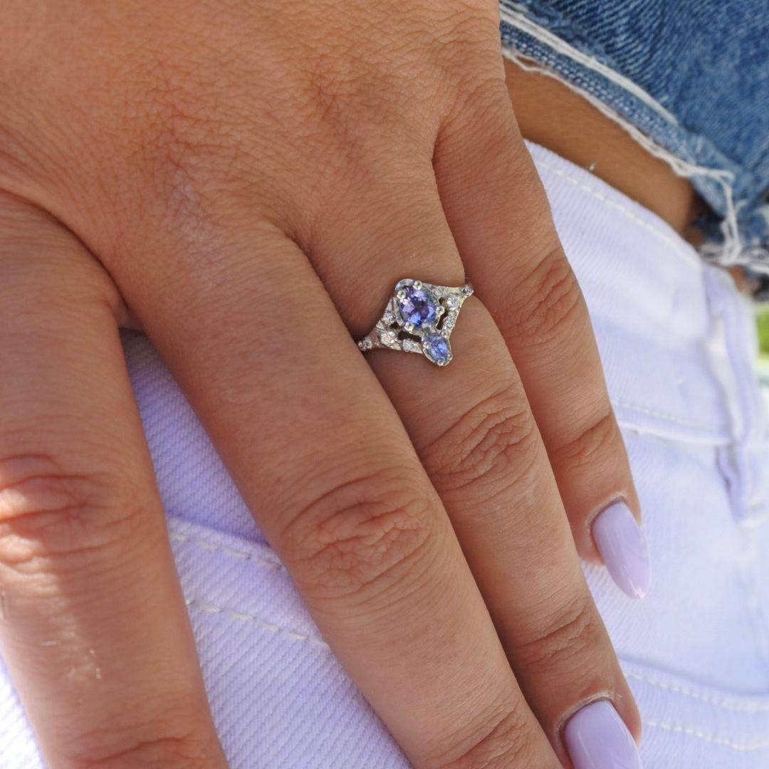 Anillo de zafiro lila natural de 0,70 quilates y diamantes auténticos en oro blanco de 14 quilates en Nuevo estado para la venta en Ramatgan, IL