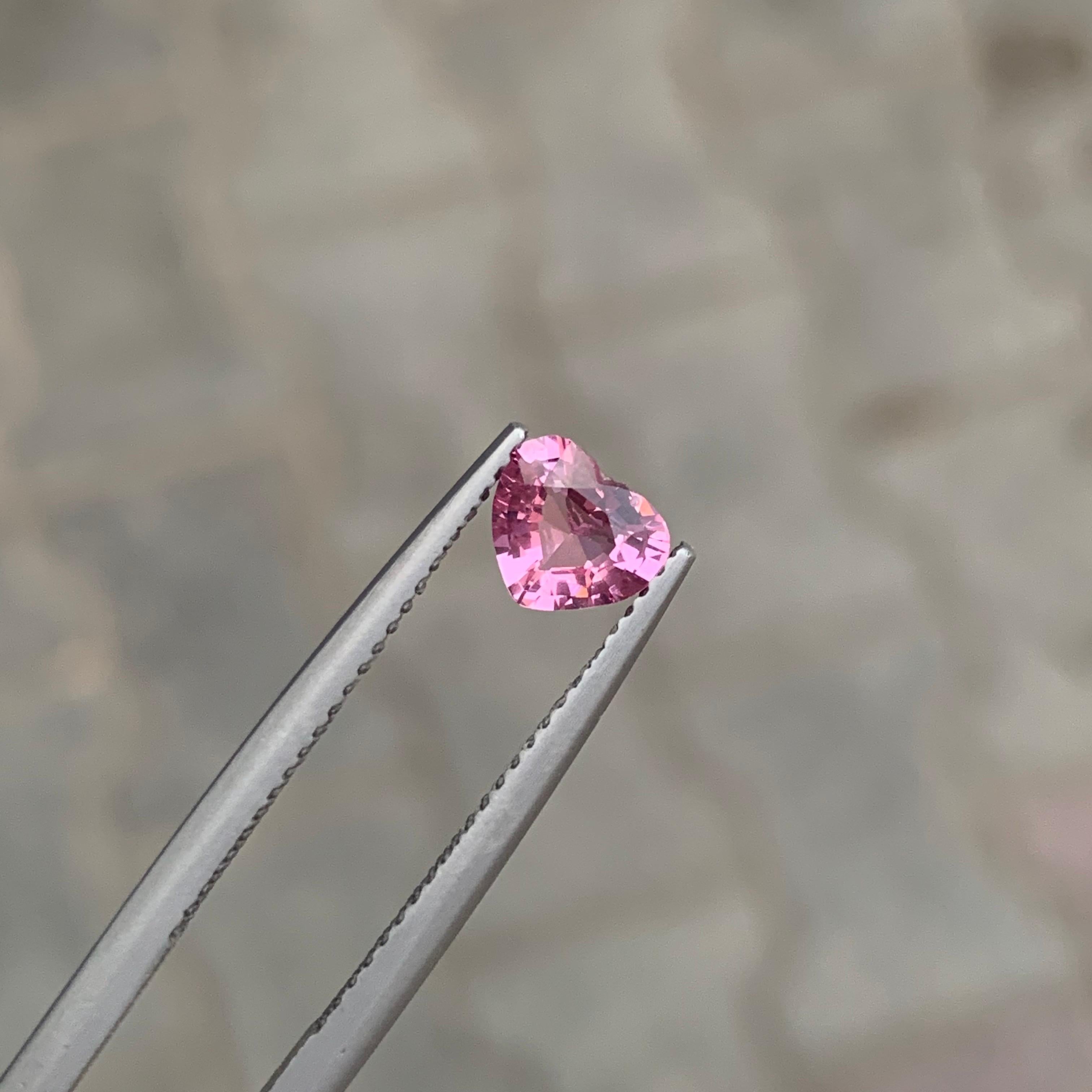 0.70 carati di gemma naturale sfusa a forma di cuore di spinello rosa in vendita 5