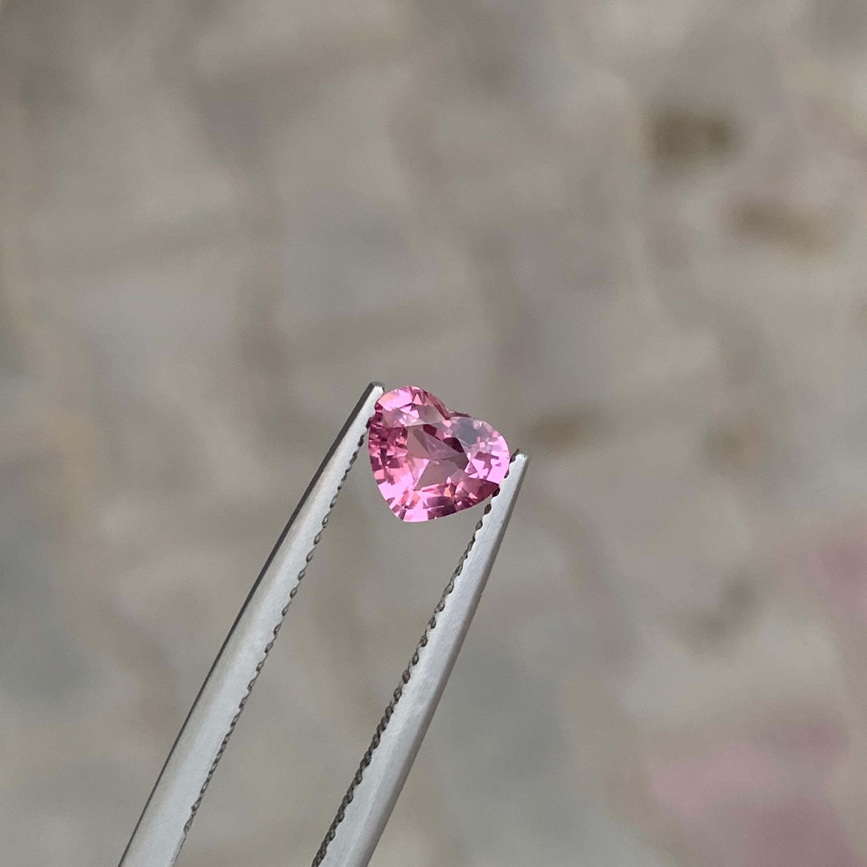 0.70 carati di gemma naturale sfusa a forma di cuore di spinello rosa in vendita 6