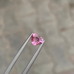 0.70 carati di gemma naturale sfusa a forma di cuore di spinello rosa
