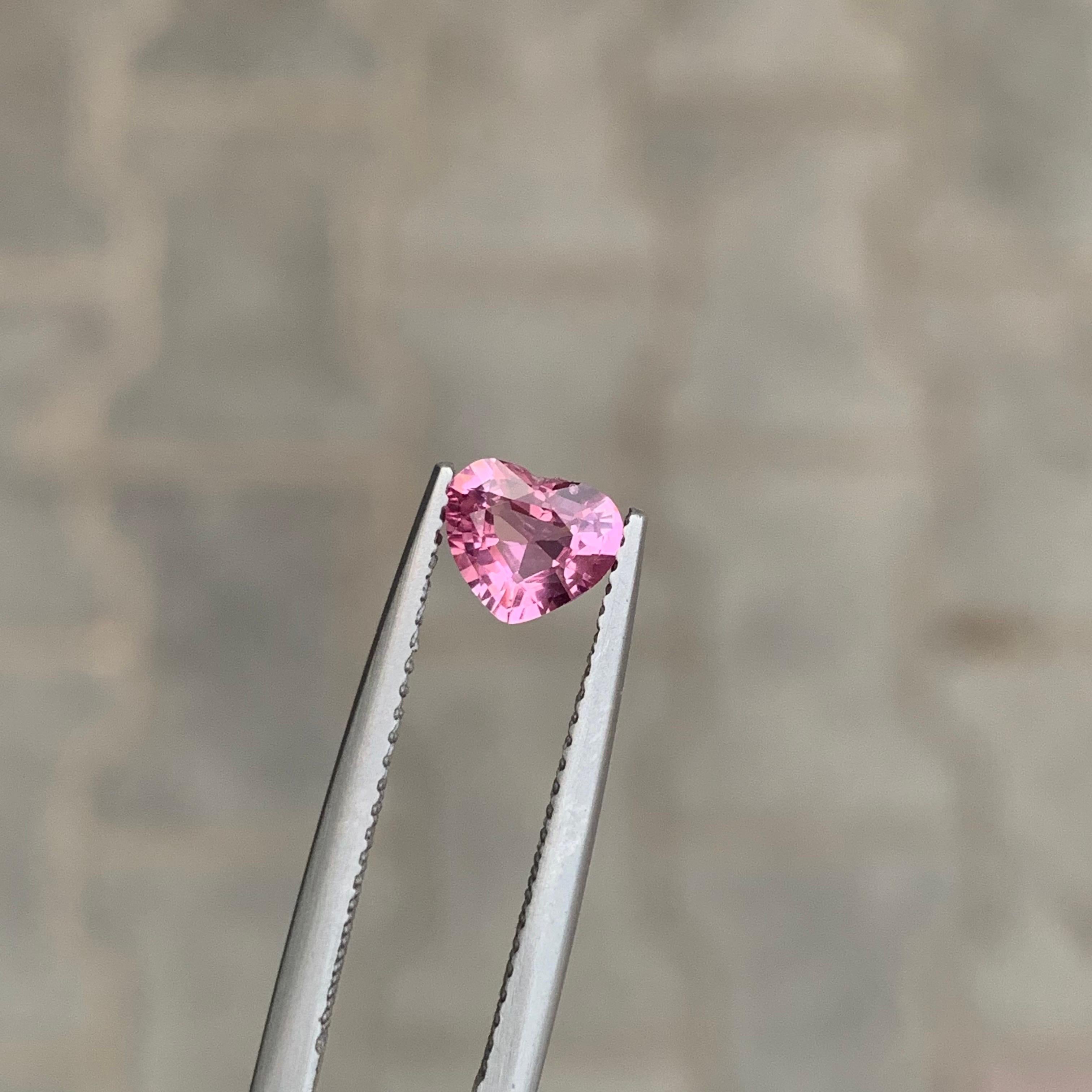 Arts and Crafts 0.70 carati di gemma naturale sfusa a forma di cuore di spinello rosa in vendita
