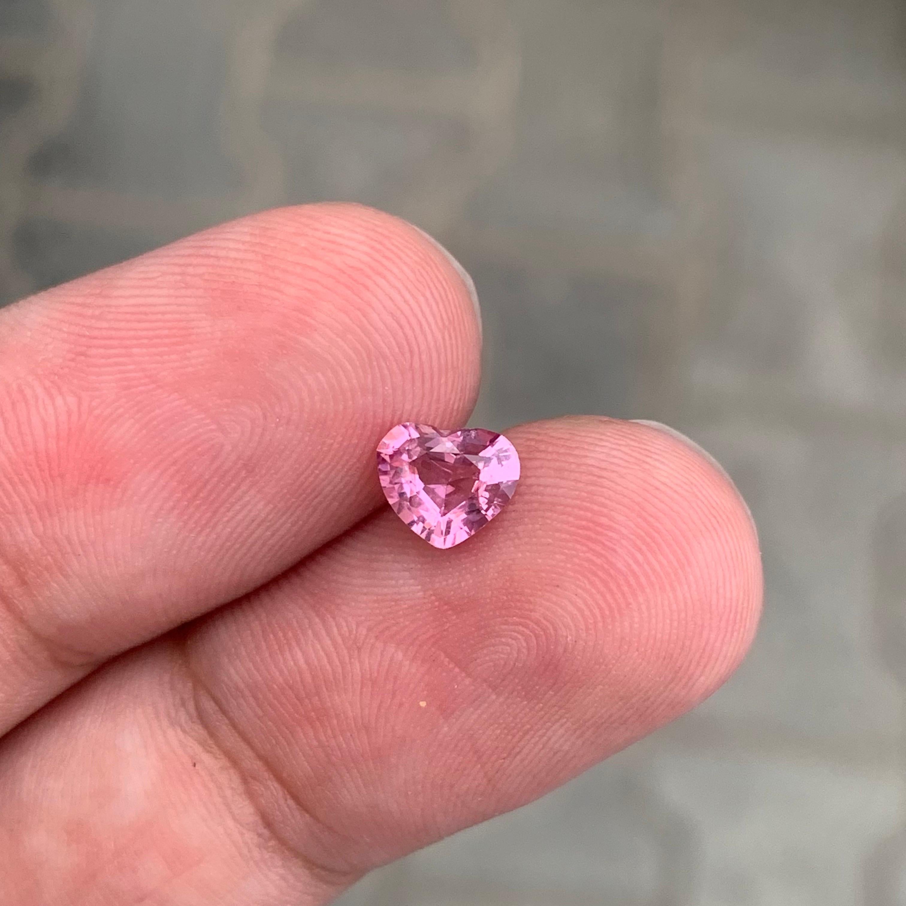 Cuore 0.70 carati di gemma naturale sfusa a forma di cuore di spinello rosa in vendita