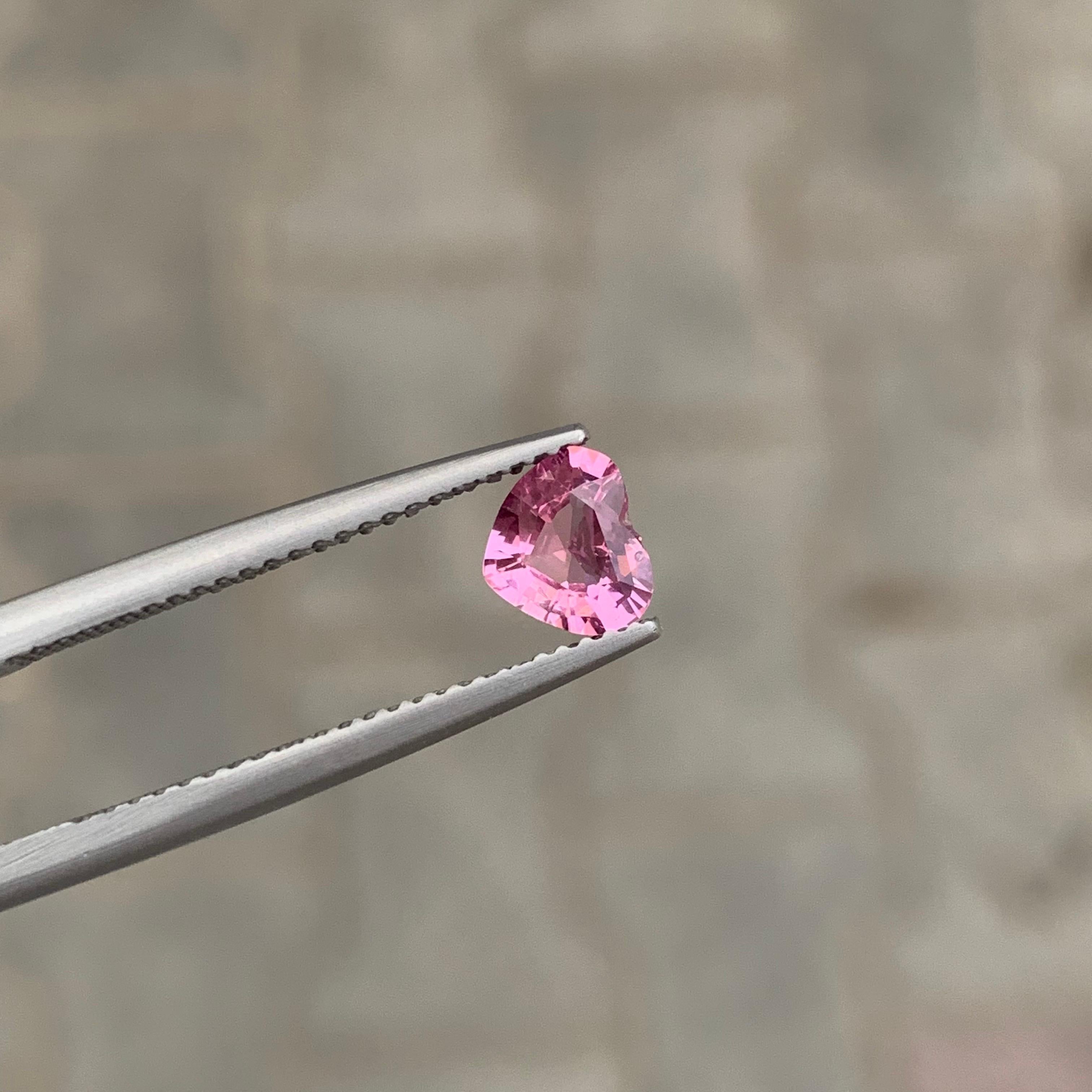 0.70 carati di gemma naturale sfusa a forma di cuore di spinello rosa In condizioni Nuovo in vendita a Peshawar, PK