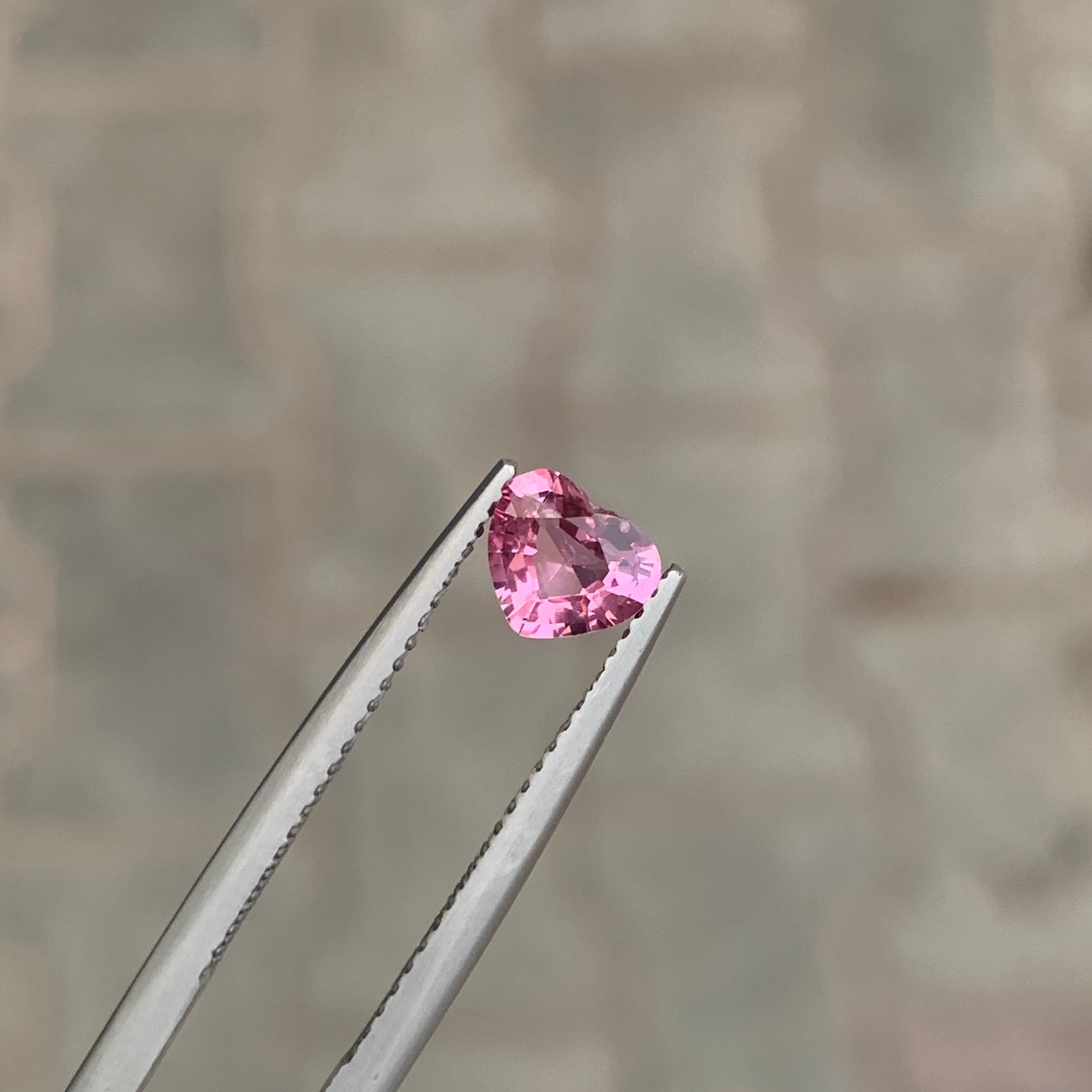 da uomo o donna 0.70 carati di gemma naturale sfusa a forma di cuore di spinello rosa in vendita