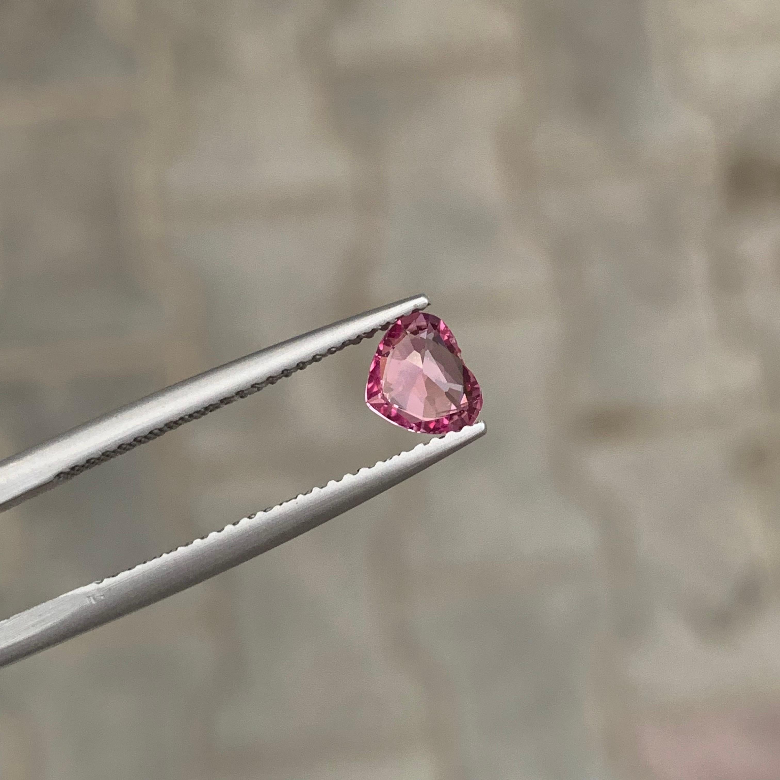 0.70 carati di gemma naturale sfusa a forma di cuore di spinello rosa in vendita 1