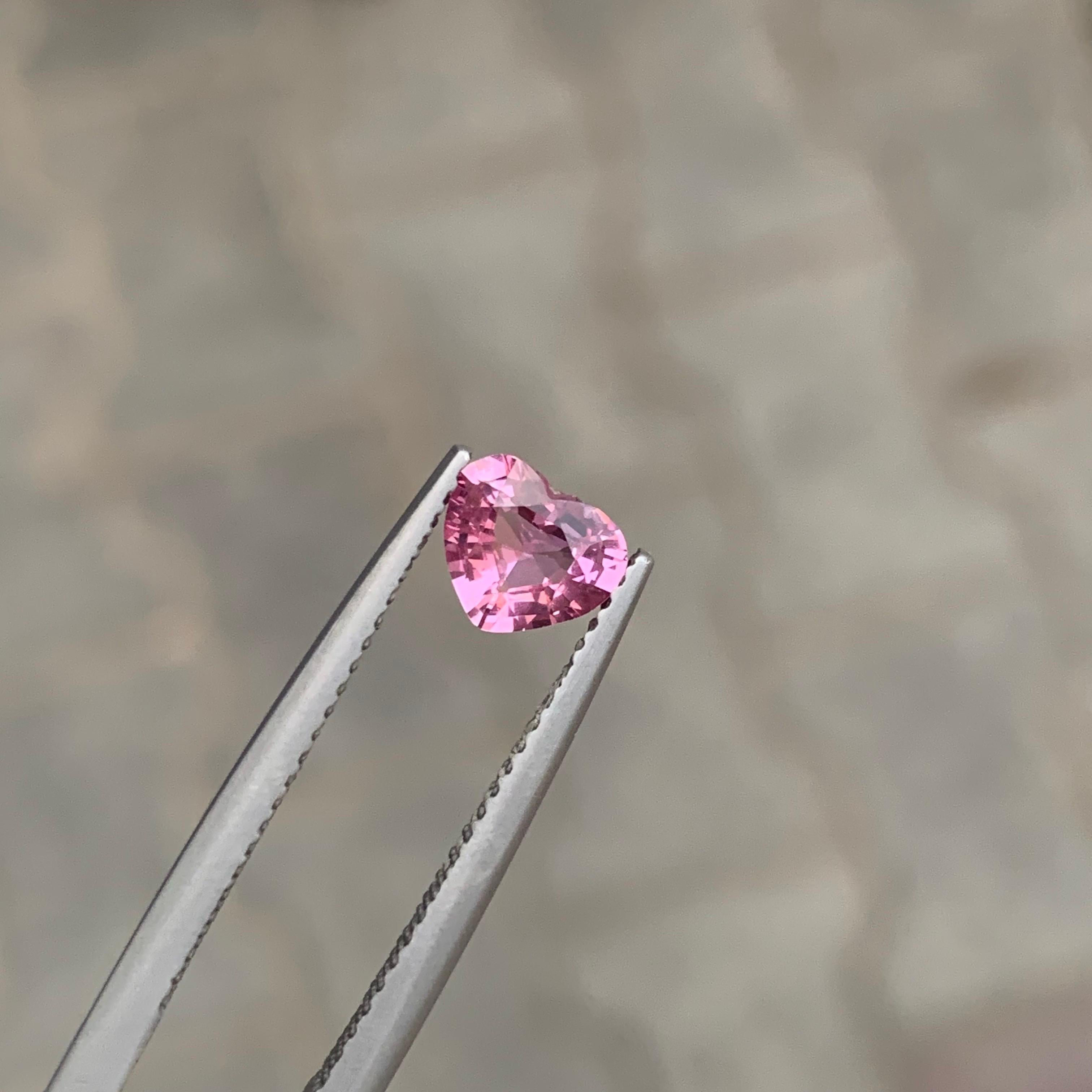 0.70 carati di gemma naturale sfusa a forma di cuore di spinello rosa in vendita 2