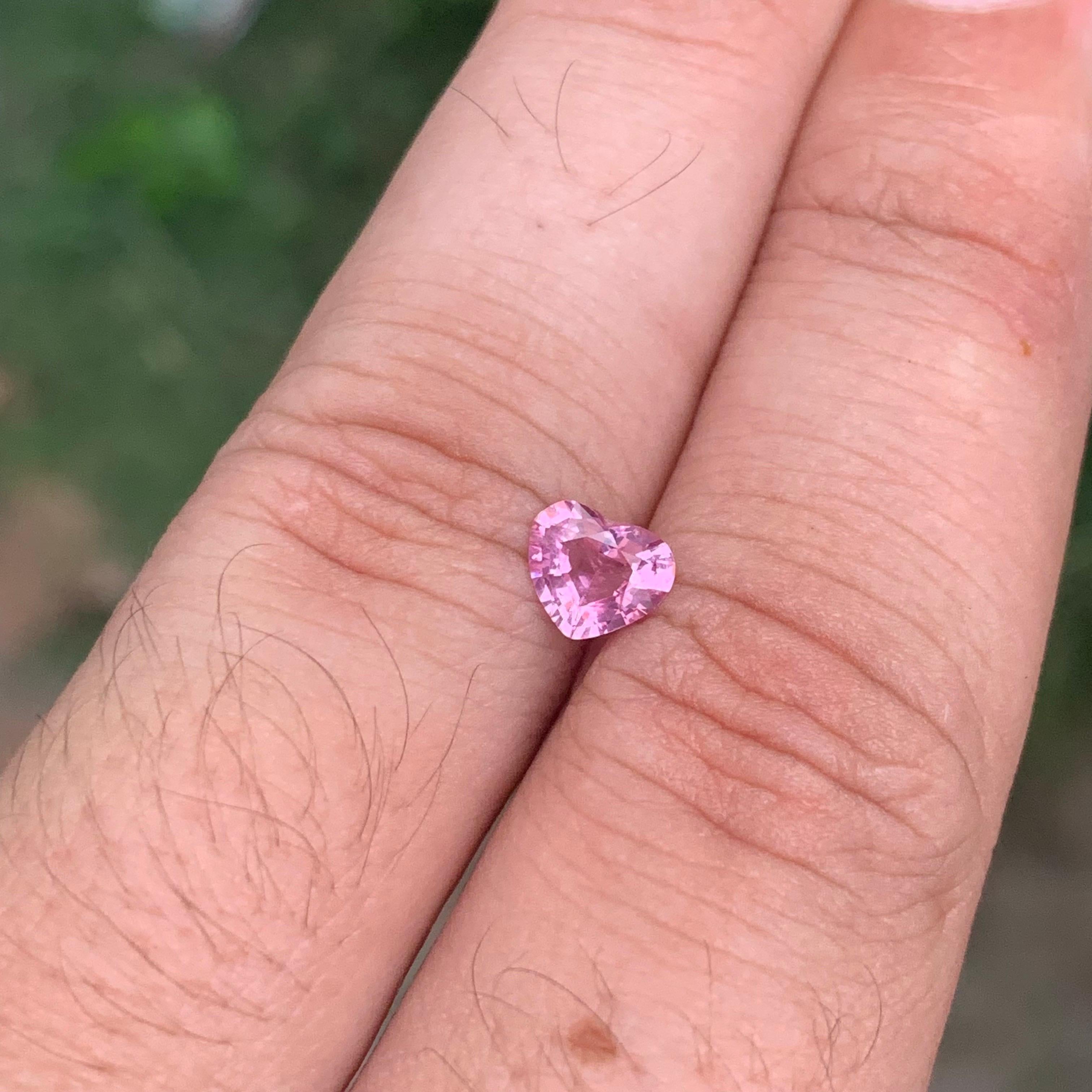 0.70 carati di gemma naturale sfusa a forma di cuore di spinello rosa in vendita 3