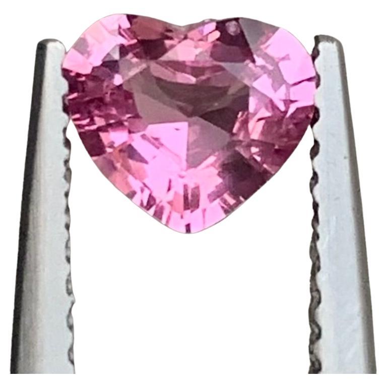 0.70 carati di gemma naturale sfusa a forma di cuore di spinello rosa in vendita