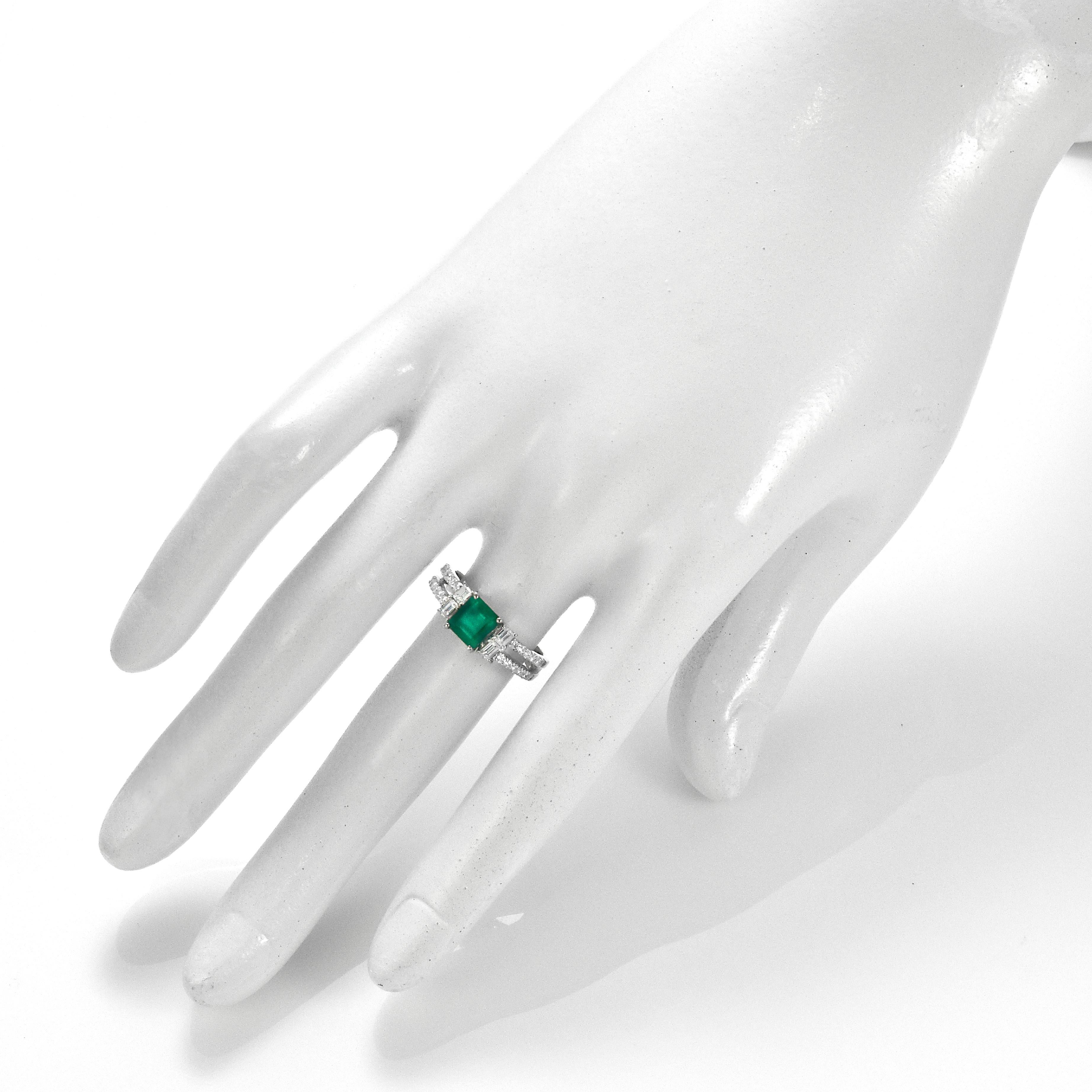 Women's 0.70 Carat Natural Vivid Green Colombian Emerald & Diamond Ring Made in Platinum For Sale