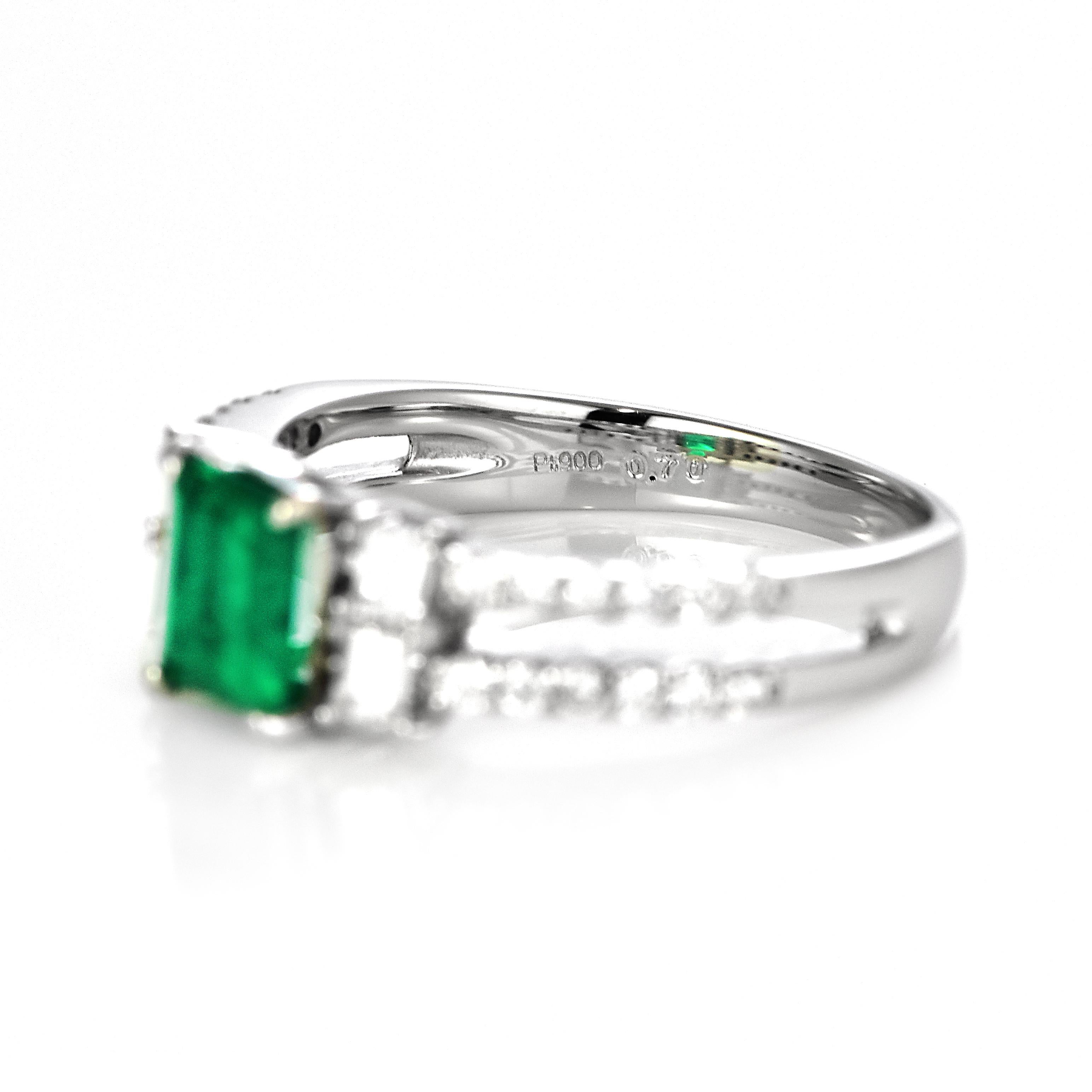 0.70 Carat Natural Vivid Green Colombian Emerald & Diamond Ring Made in Platinum For Sale 1
