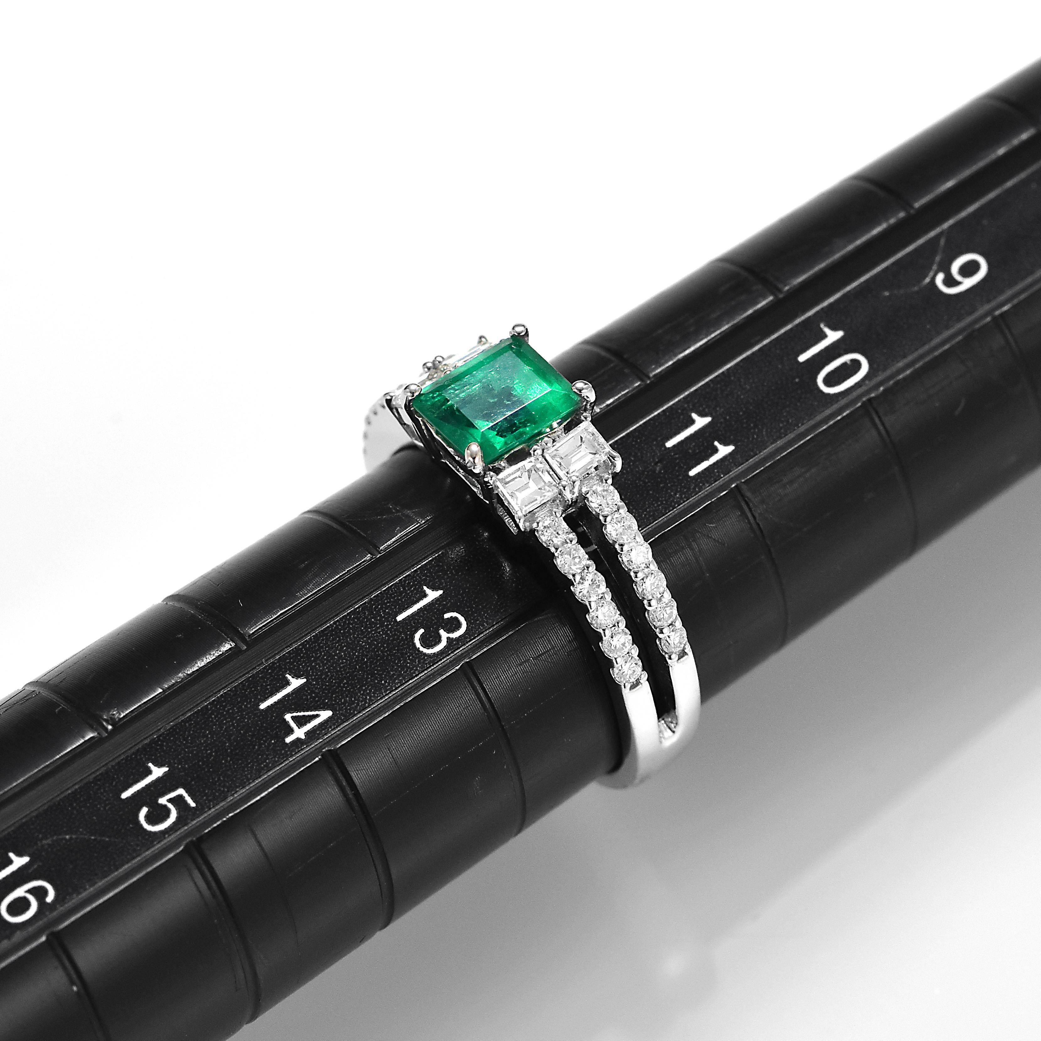 0.70 Carat Natural Vivid Green Colombian Emerald & Diamond Ring Made in Platinum For Sale 3