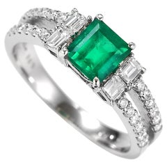 Anello con smeraldo colombiano verde vivo e diamanti da 0.70 carati, realizzato in platino