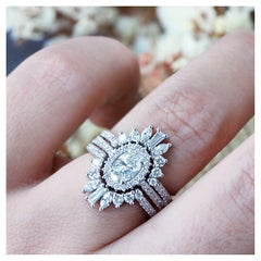 0,70 Karat Oval Moissanit Halo mit Diamantband-Hochzeitsring, Maia