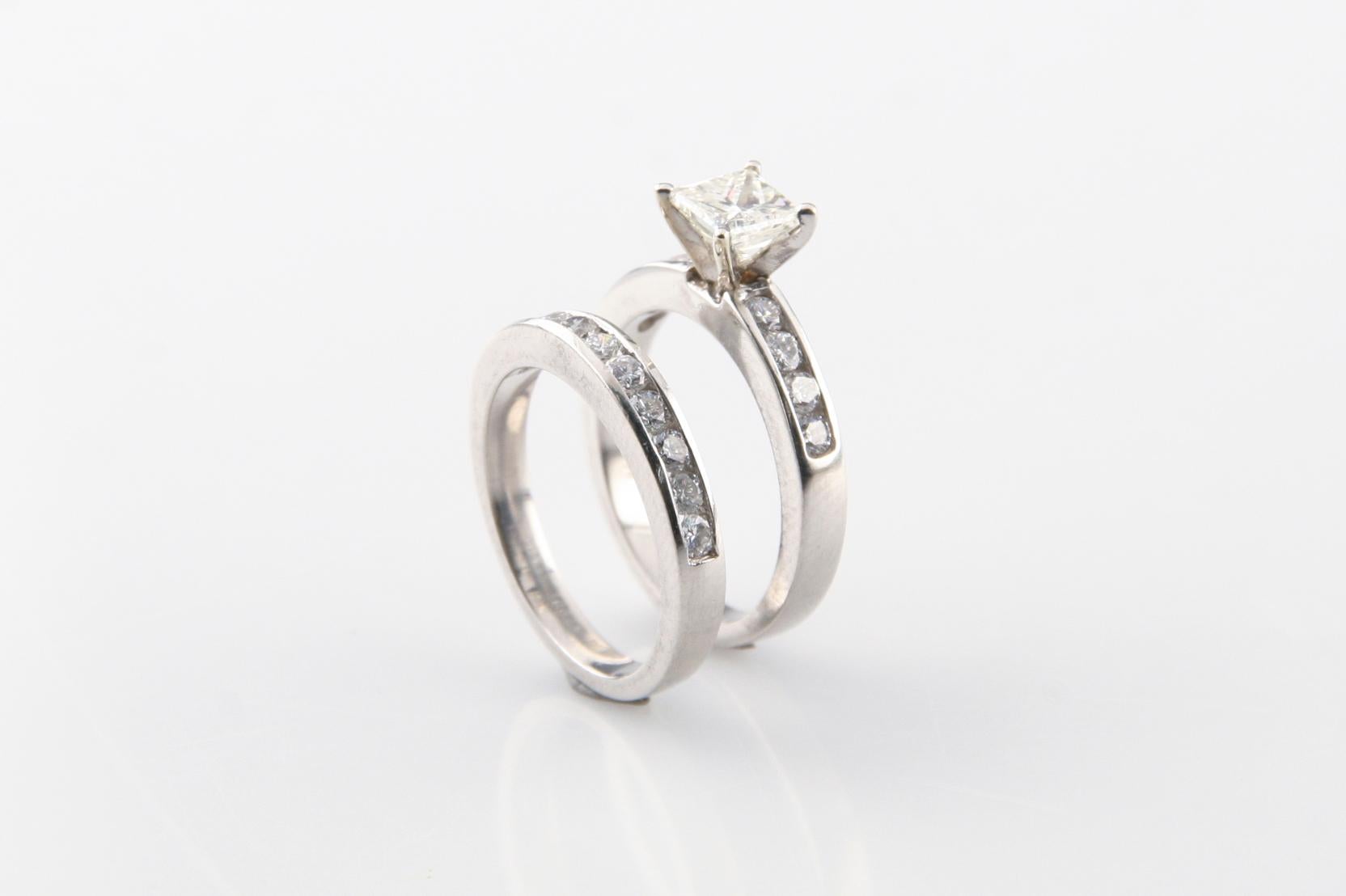 Moderne Bague de mariage en platine sertie d'un diamant princesse de 0,70 carat avec accents en vente