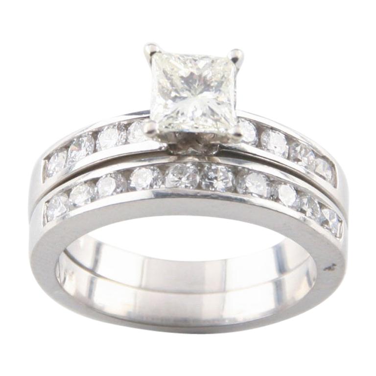 Bague de mariage en platine sertie d'un diamant princesse de 0,70 carat avec accents en vente