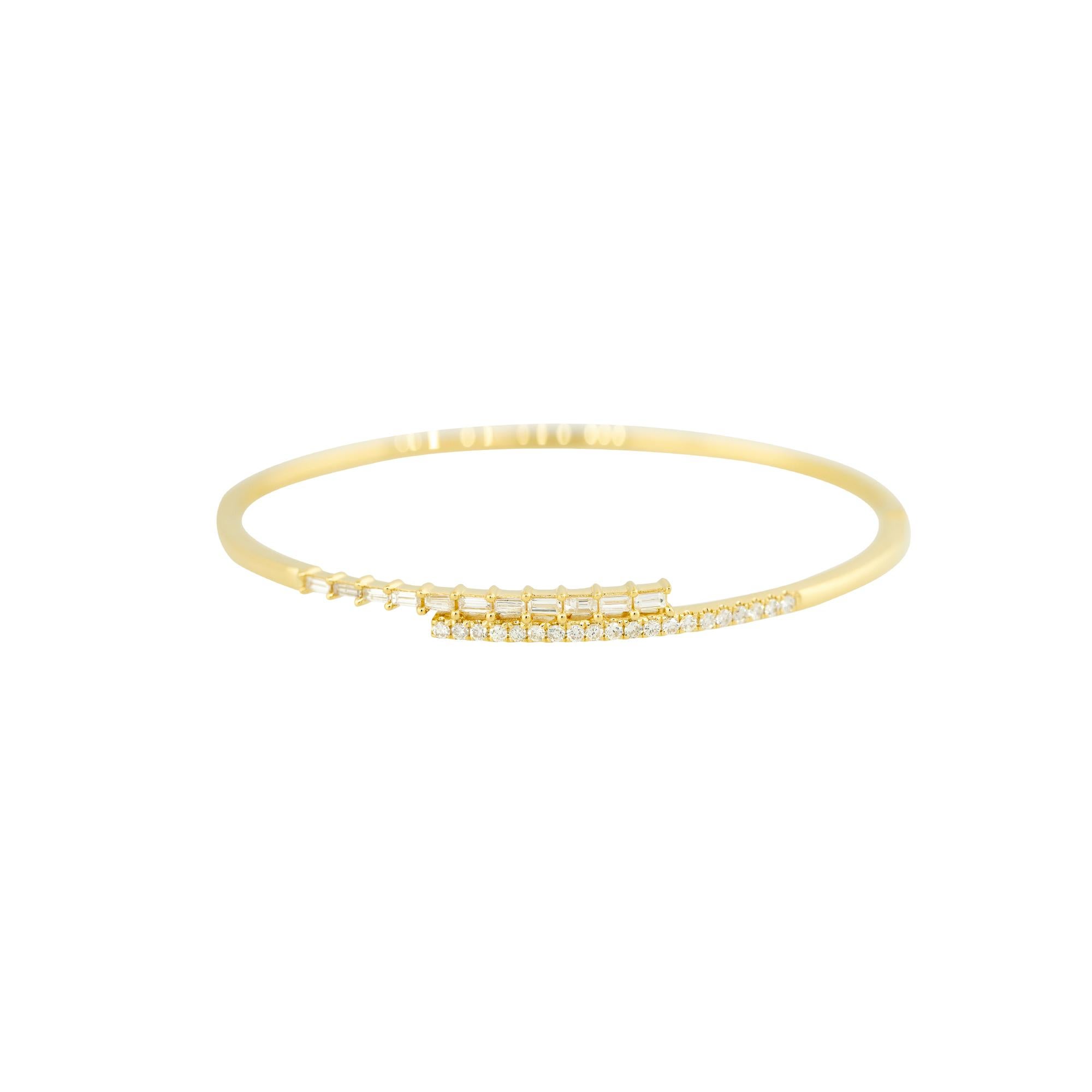 18k Yellow Gold 0.70ctw Round and Baguette Cut Diamond Cuff Bangle
Material: 18k Yellow Gold
Diamond Details: Approximately 0.70ctw of Round Brilliant and Baguette cut Diamonds. There is a row of round brilliant diamonds at one end of the bracelet