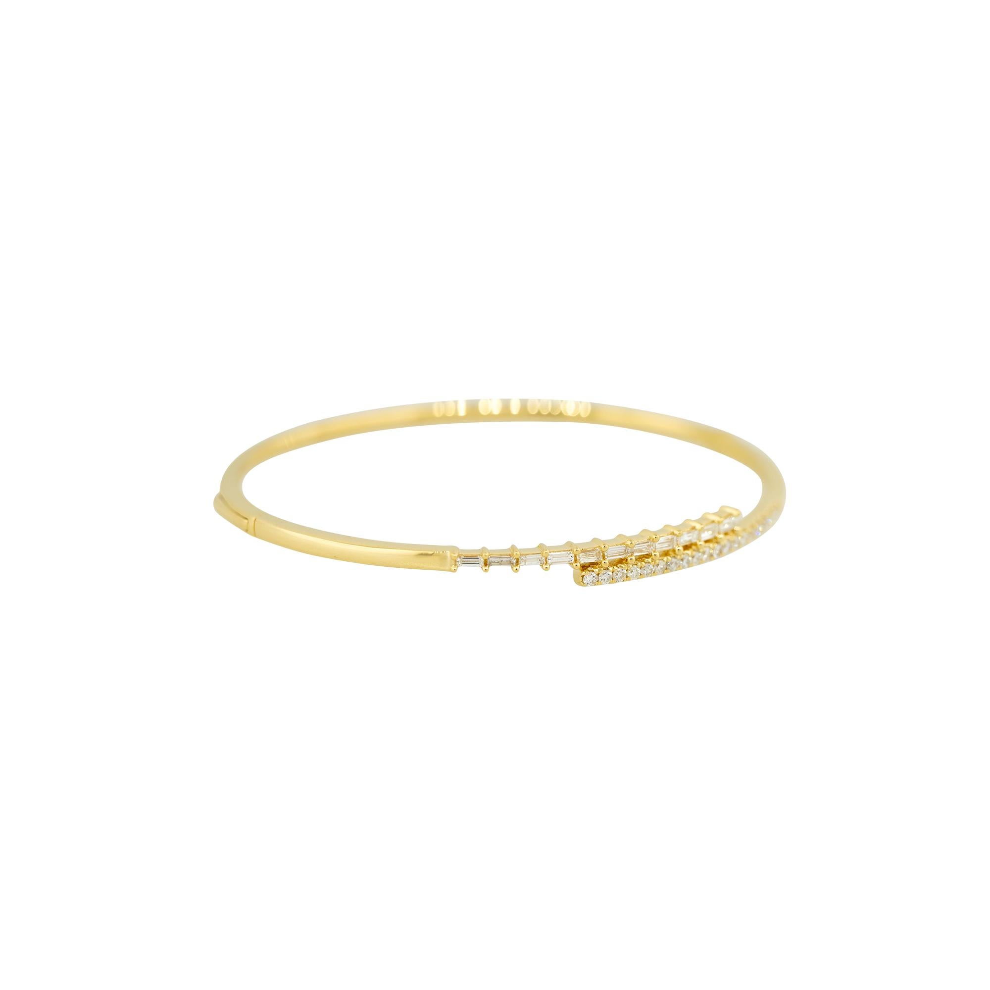 Moderne Bracelet manchette en or 18 carats avec diamants taille ronde et baguette de 0,70 carat en vente