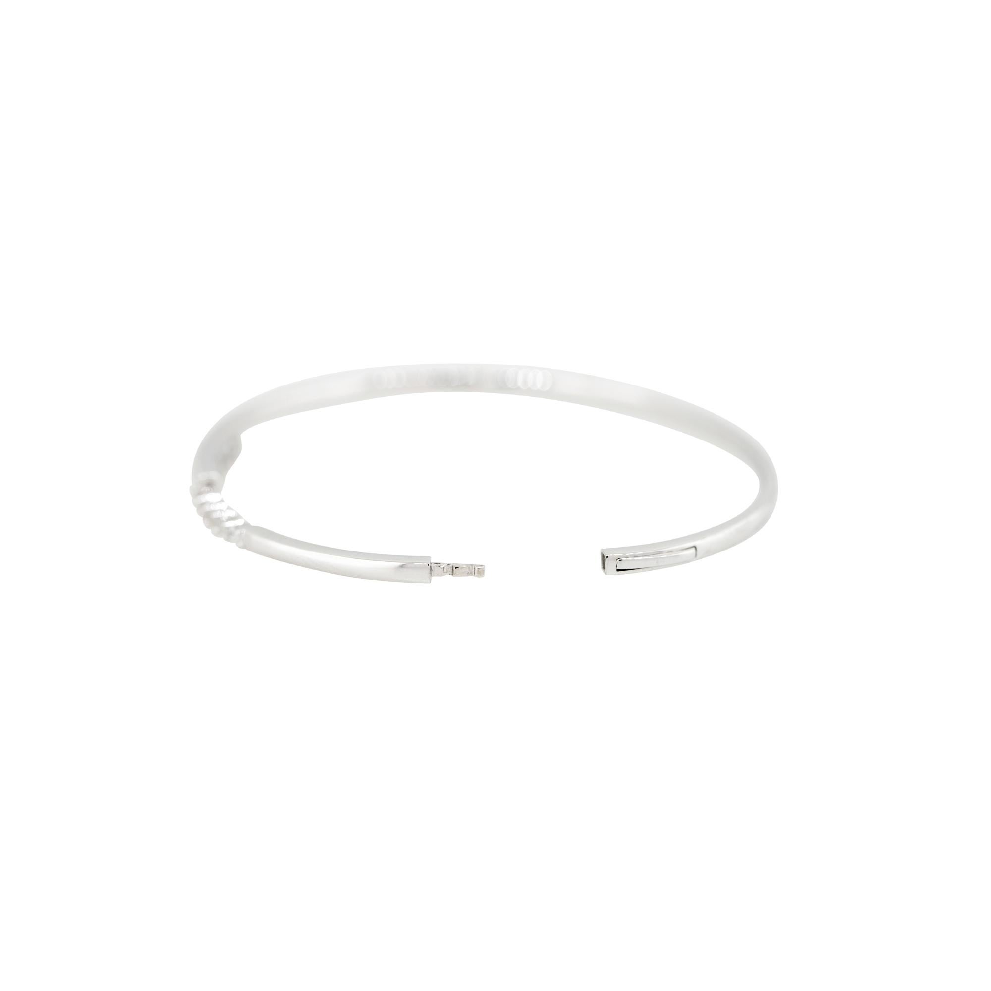 0.70 Carat Round and Baguette Cut Diamond Cuff Bangle 18 Karat En Stock Corte redondo en venta