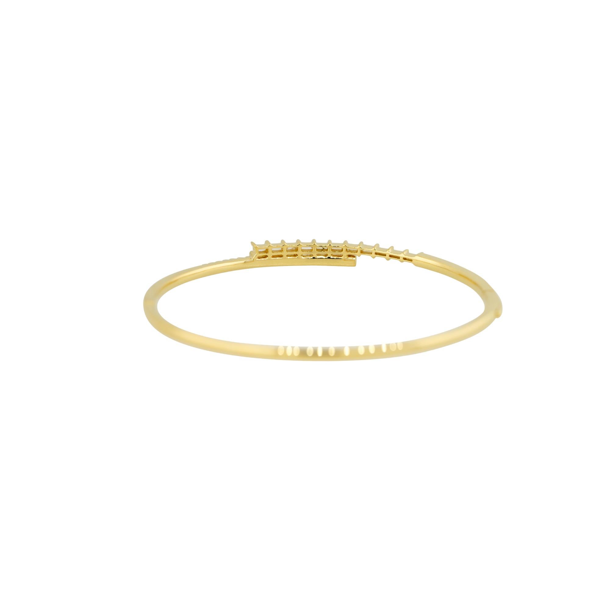 0.70 Carat Round and Baguette Cut Diamond Cuff Bangle 18 Karat En Stock Corte redondo en venta
