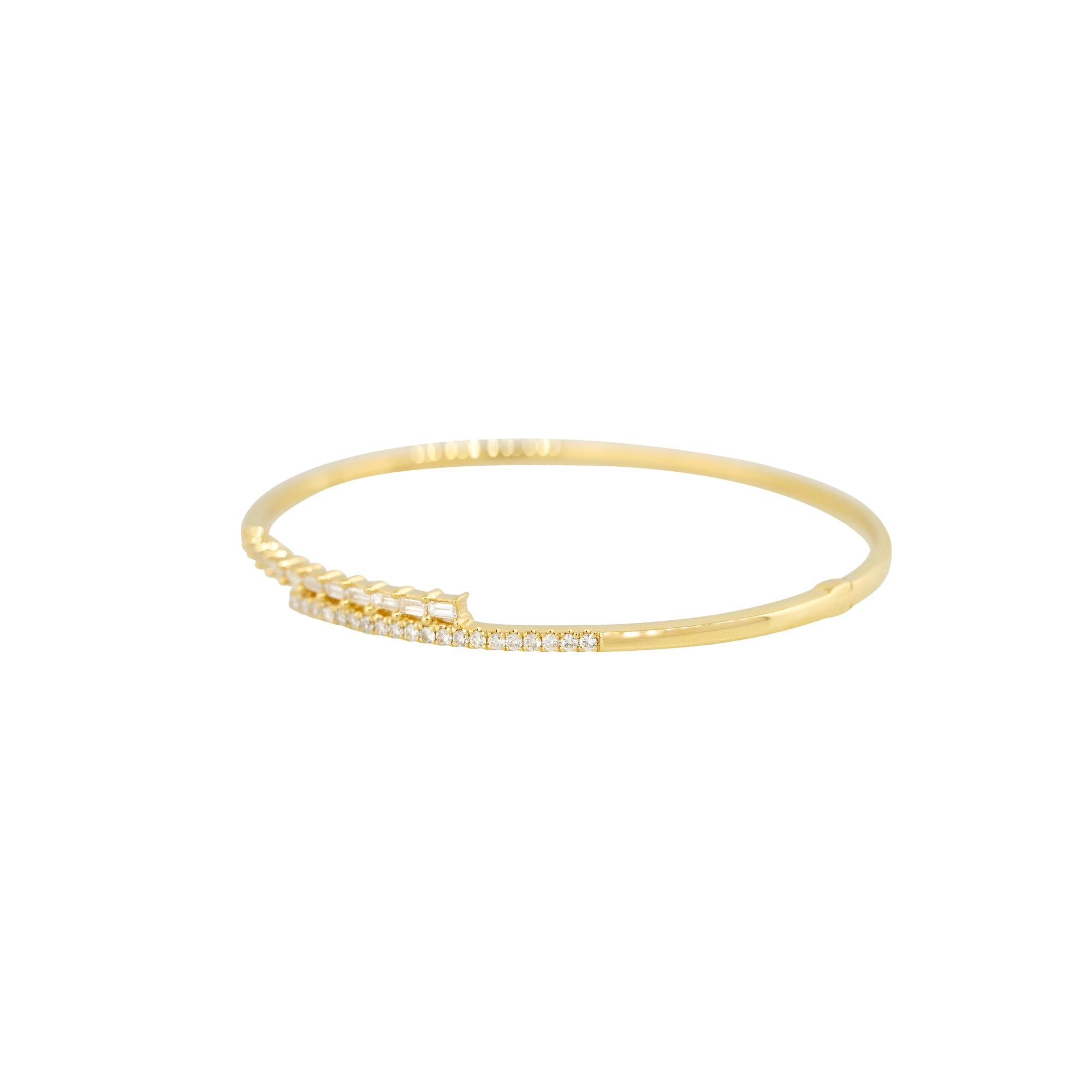 Bracelet manchette en or 18 carats avec diamants taille ronde et baguette de 0,70 carat Excellent état - En vente à Boca Raton, FL