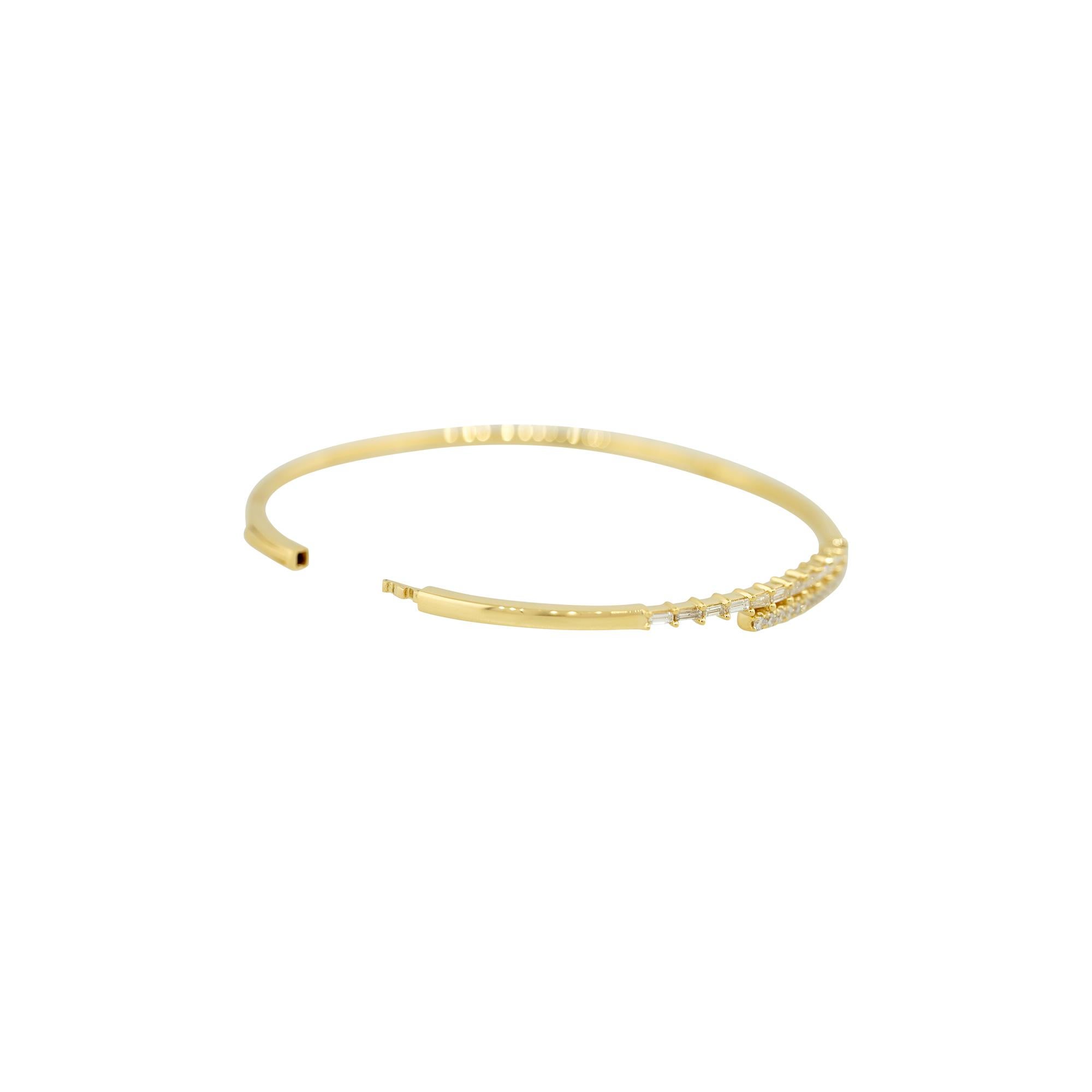Bracelet manchette en or 18 carats avec diamants taille ronde et baguette de 0,70 carat Pour femmes en vente