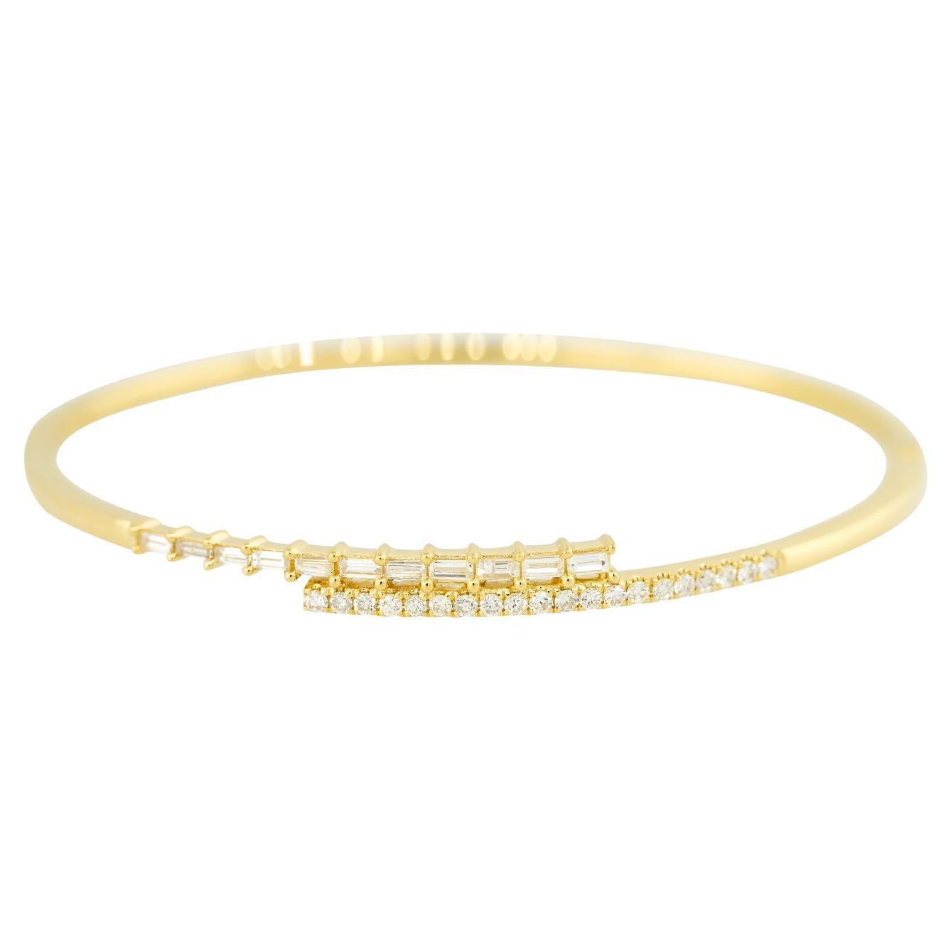 Bracelet manchette en or 18 carats avec diamants taille ronde et baguette de 0,70 carat en vente