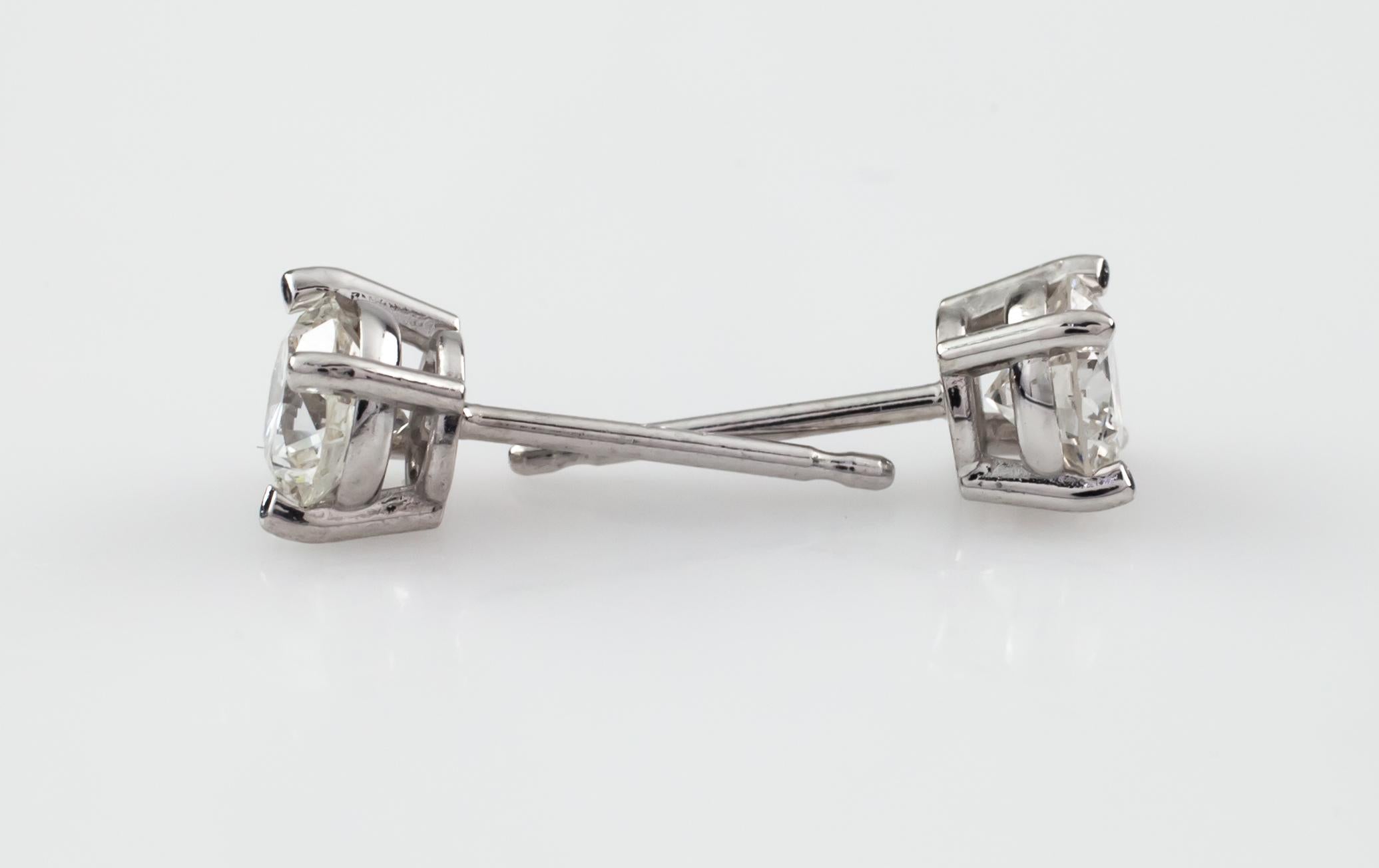 0.70 Carat Round Brilliant Diamond Stud Earrings in 14 Karat White Gold In Good Condition In Sherman Oaks, CA