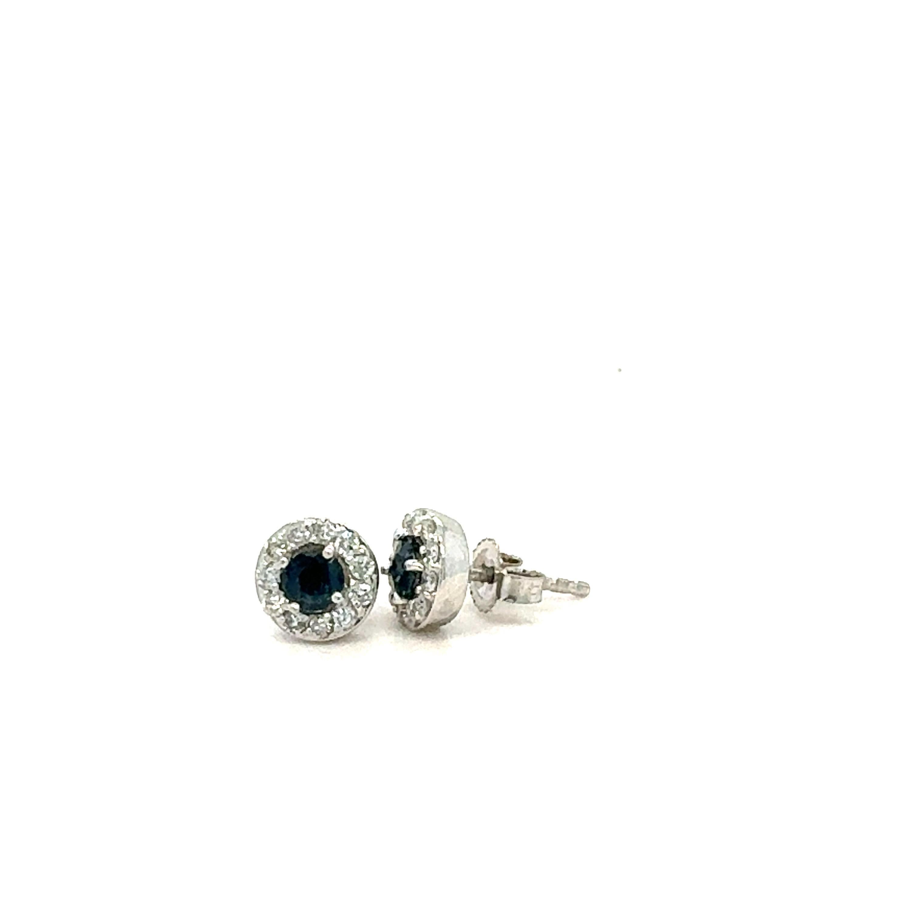 0.70 Carat Round Cut Sapphire Diamond Gold Earring Studs
Une jolie paire de boucles d'oreilles en saphir avec quelques diamants !

Ces jolies boucles d'oreilles sont ornées de 2 saphirs bleus ronds pesant 0,44 carat et entourées d'un magnifique halo