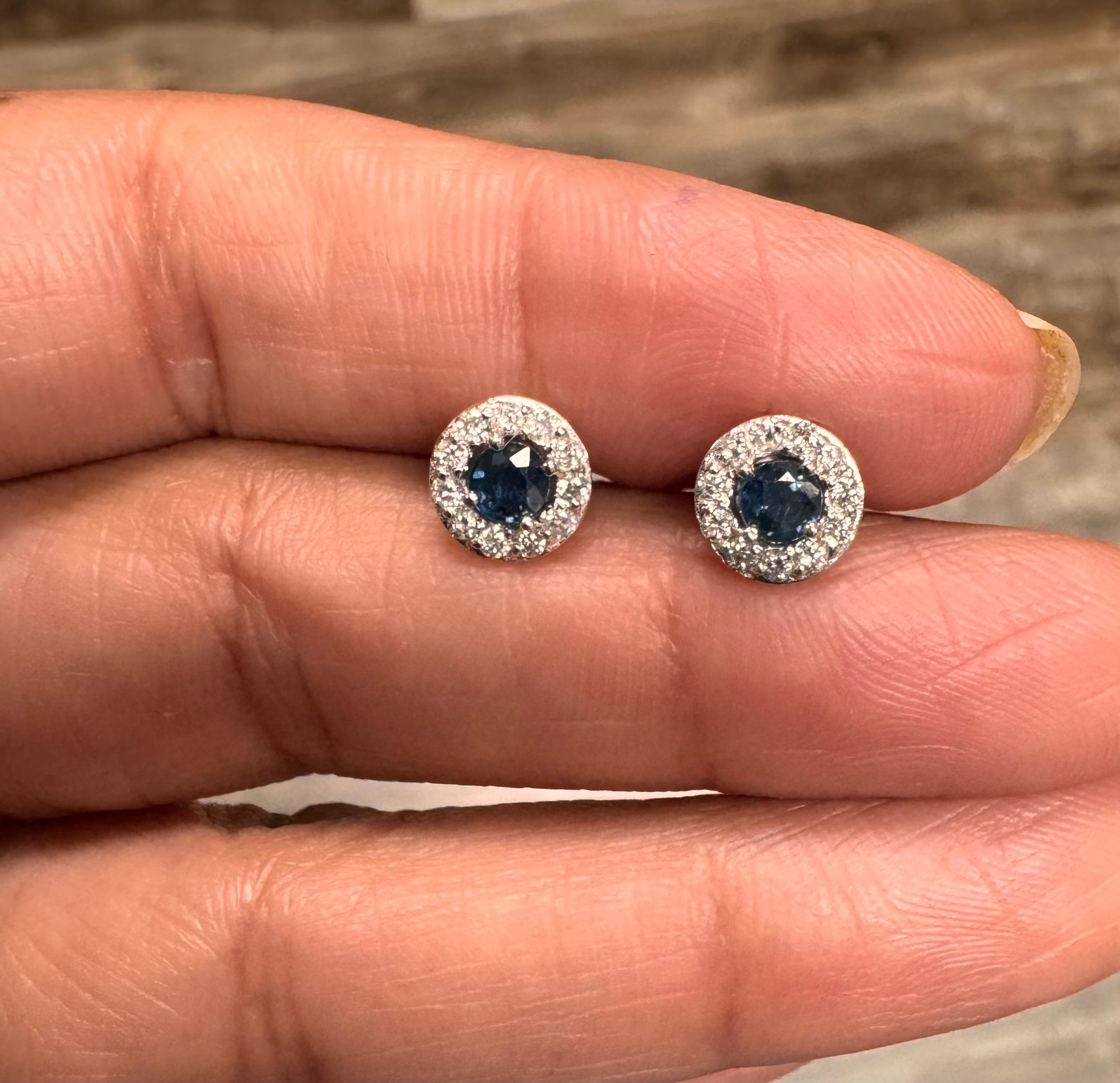 Taille ronde 0.70 Carat Round Cut Sapphire Diamond Gold Earring Studs en vente