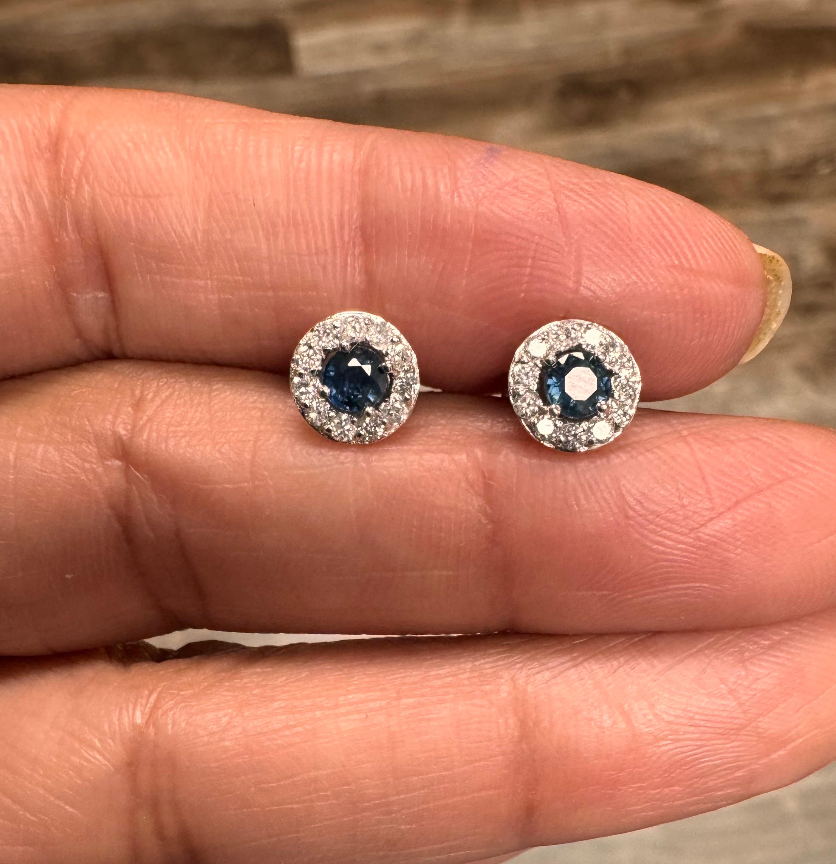 0.70 Carat Round Cut Sapphire Diamond Gold Earring Studs en vente 1