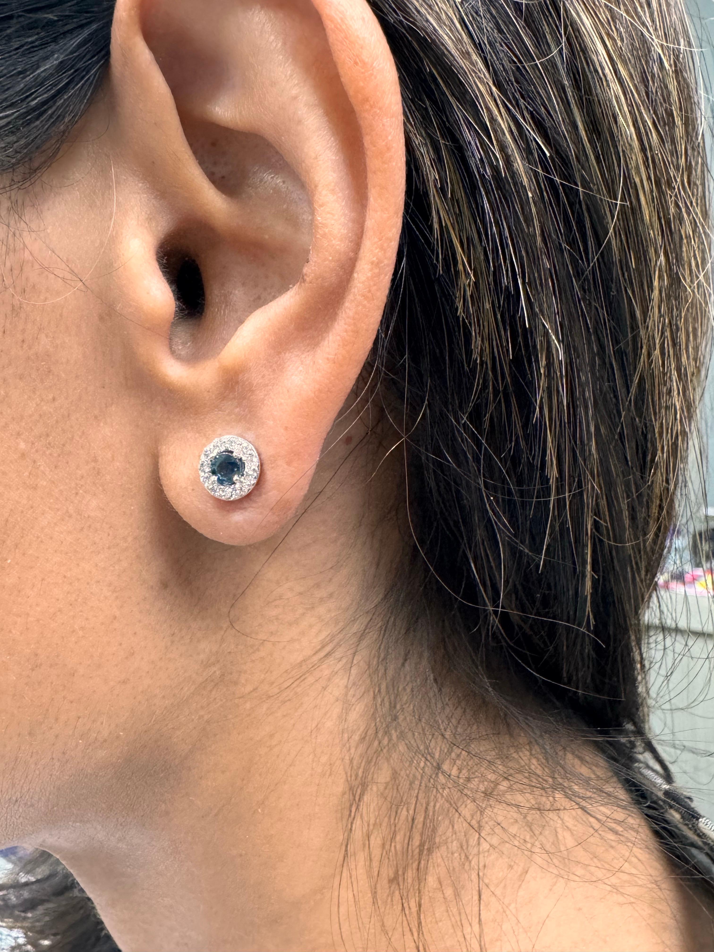 0.70 Carat Round Cut Sapphire Diamond Gold Earring Studs en vente 3