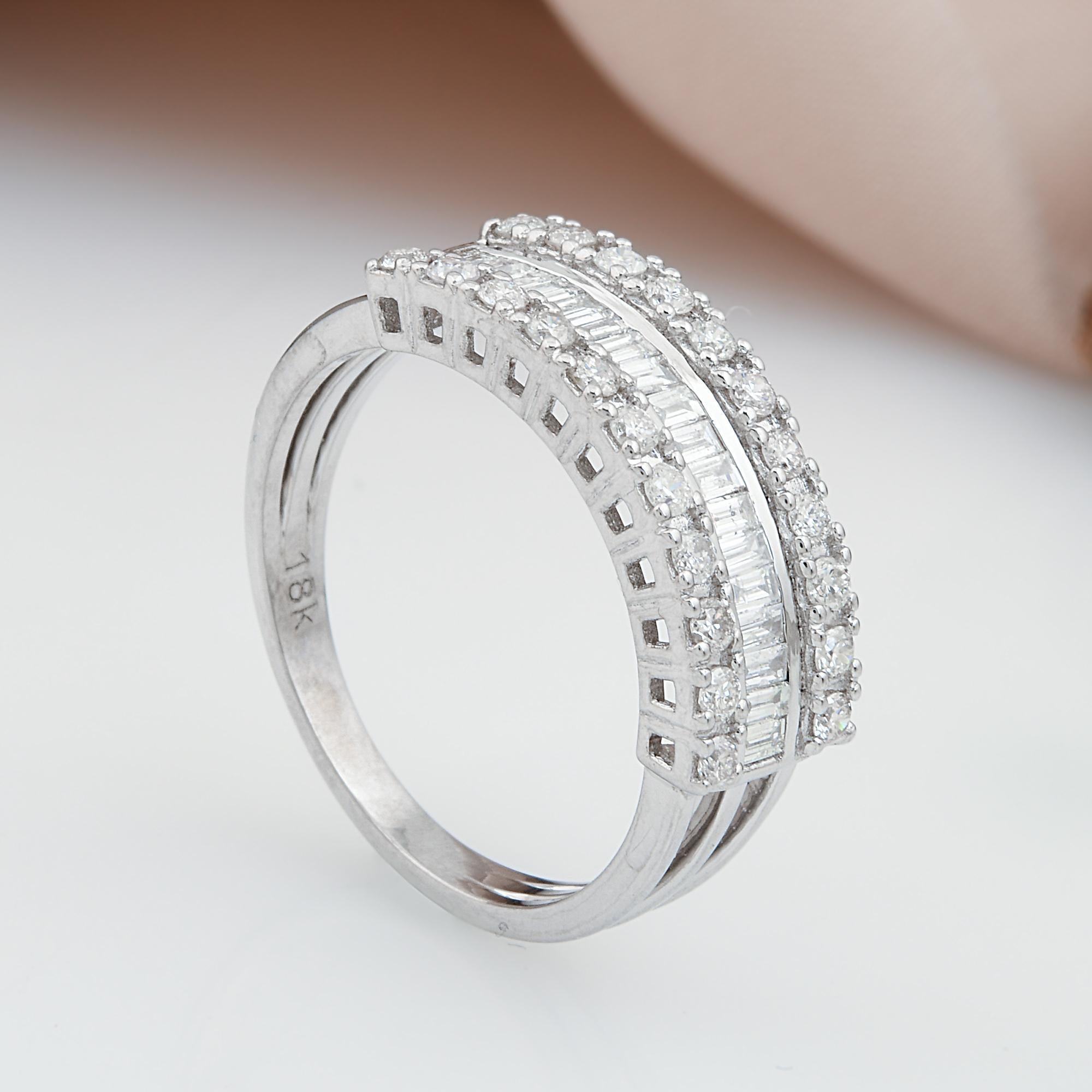 Taglio baguette 0,70 Carati SI Chiarezza HI Colore Baguette Diamante a cupola Anello in oro bianco 18 carati in vendita