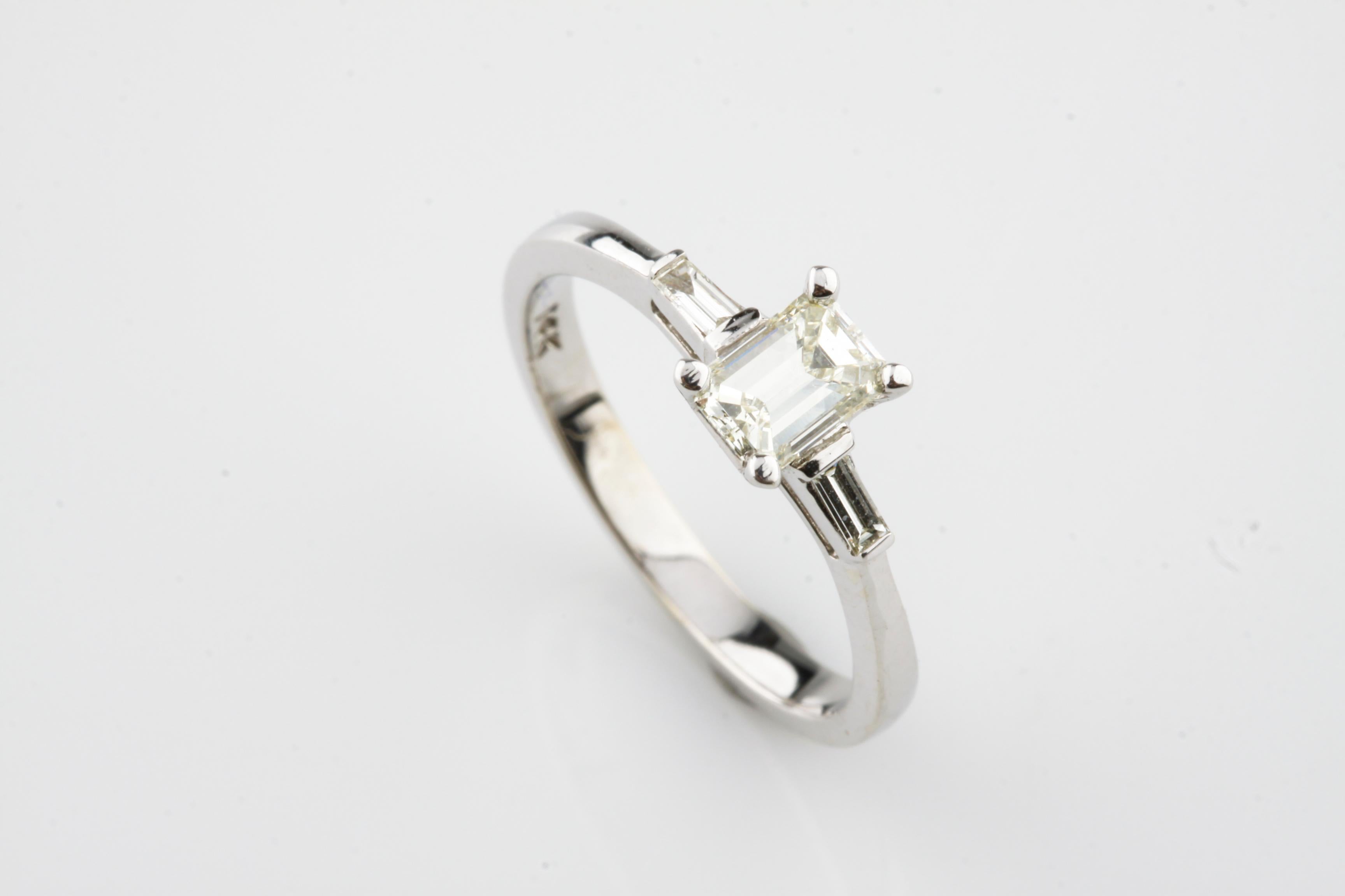 Eine elektronisch geprüfte 14KT Weißgold Damen gegossen Diamant Einheit Ring mit einer glänzenden Oberfläche.
Der Zustand ist gut.
Erkennbar an der Kennzeichnung 