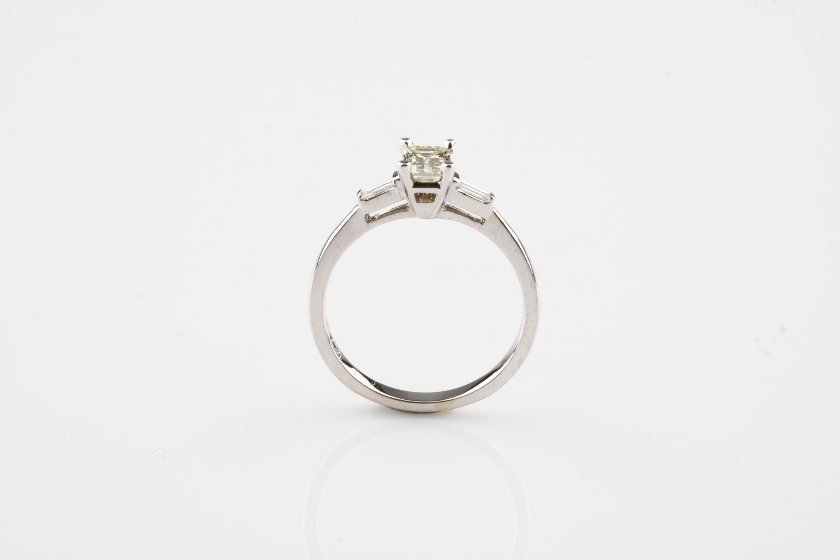 0,70 Karat Drei-Stein-Diamant 14 Karat Weißgold Verlobungsring (Smaragdschliff) im Angebot