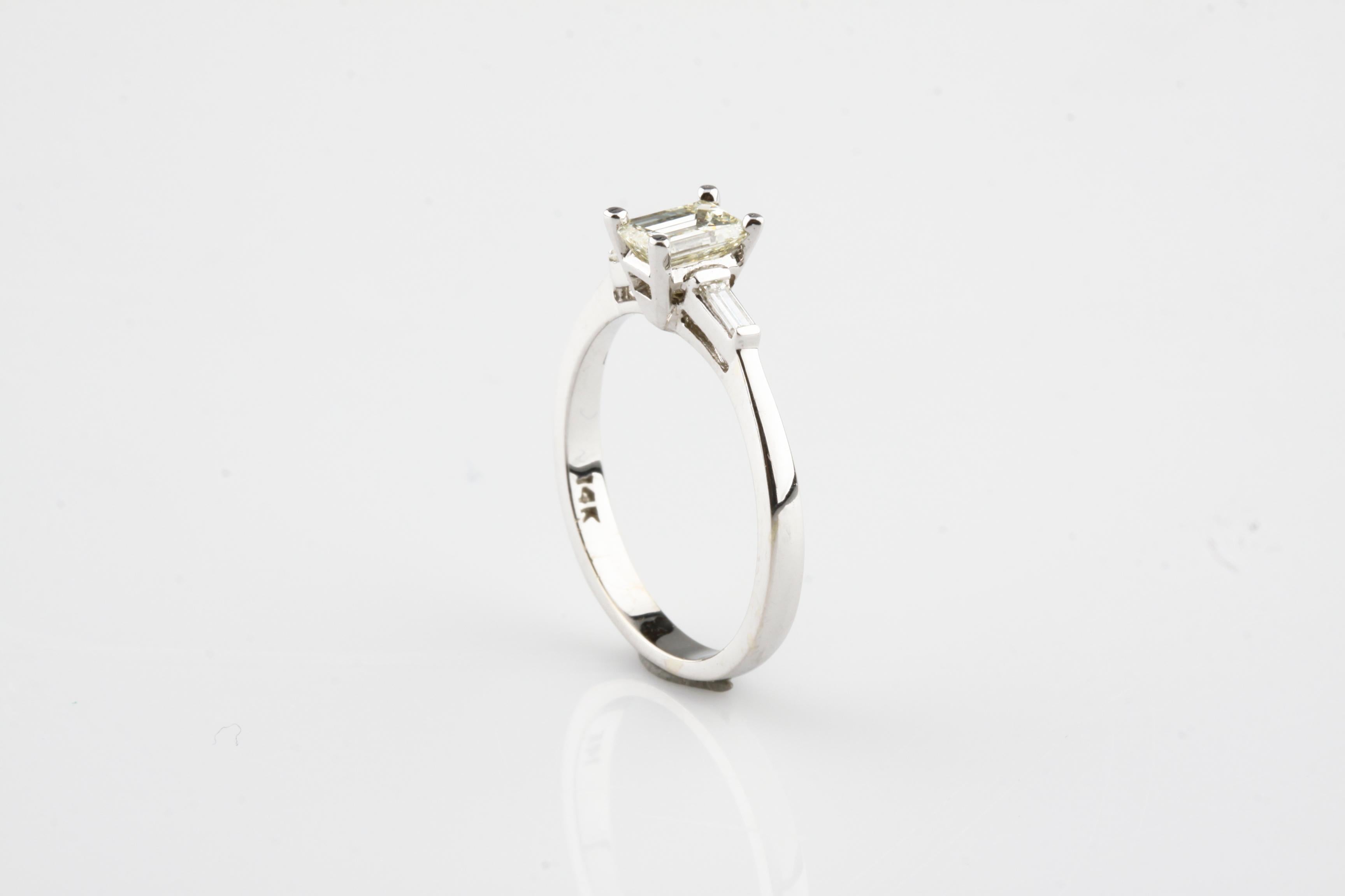 0,70 Karat Drei-Stein-Diamant 14 Karat Weißgold Verlobungsring im Zustand „Gut“ im Angebot in Sherman Oaks, CA