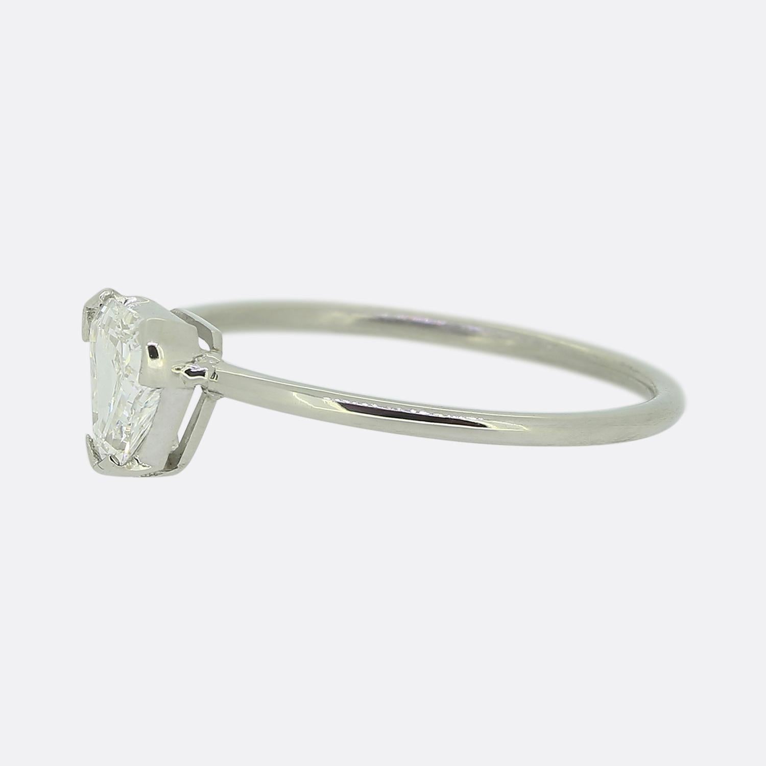Ecco un sorprendente anello solitario, meticolosamente realizzato in platino. Al centro del viso troviamo uno splendido diamante dal taglio trillion, che emana un'accattivante tonalità di bianco brillante. La fascia minimalista è elegante e lucida e