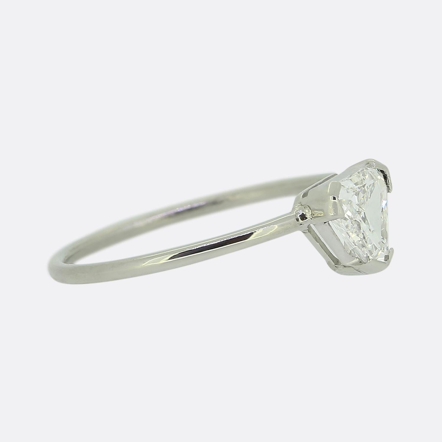 Taglio trillion Anello solitario con diamante brillante da 0,70 carati in vendita