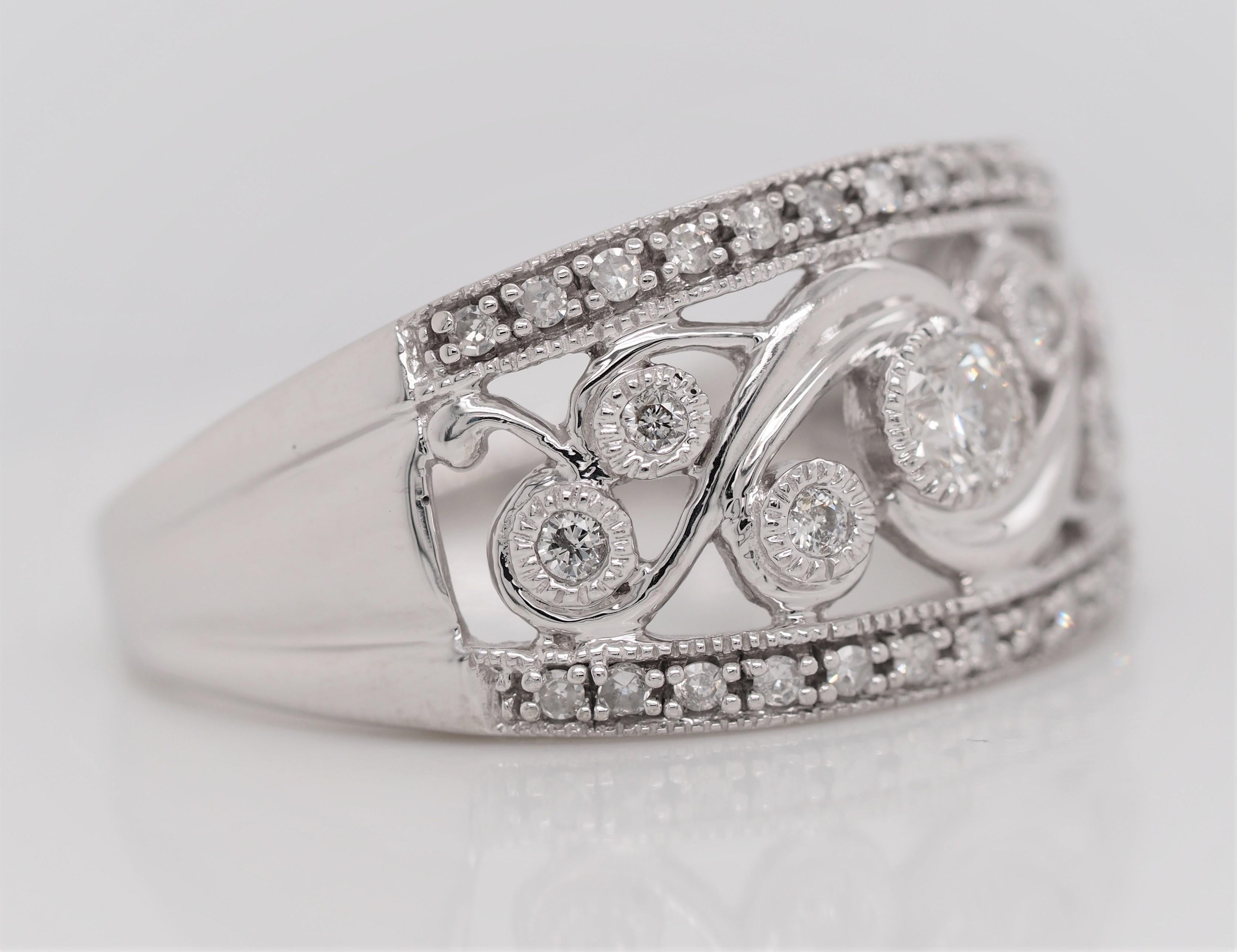 Art Deco 0.70 Carat Vintage Round Diamond Ring Set in 14 Karat White Gold For Sale