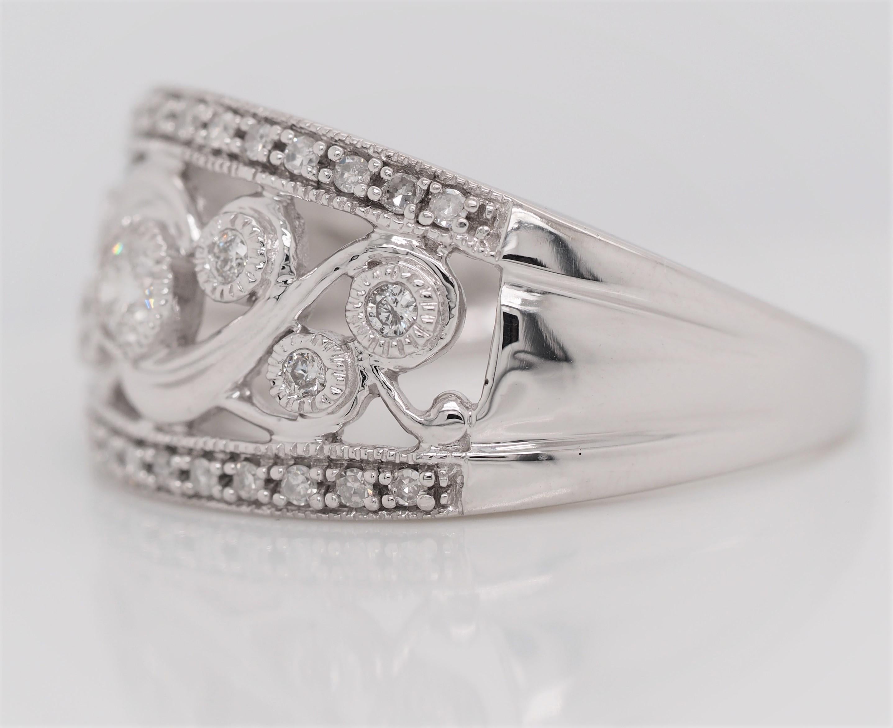 0.70 Carat Vintage Round Diamond Ring Set in 14 Karat White Gold In Excellent Condition For Sale In Addison, TX