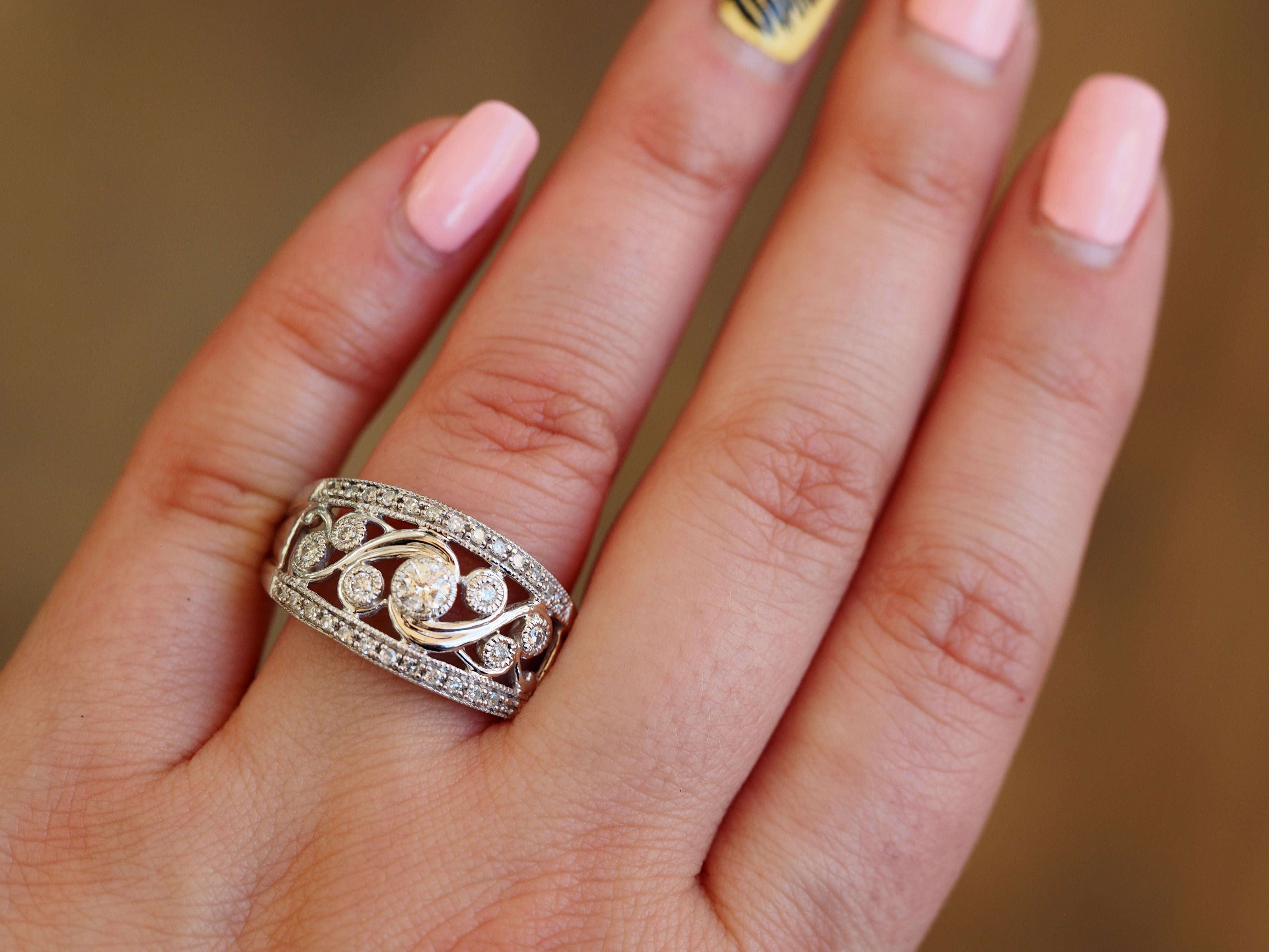Women's or Men's 0.70 Carat Vintage Round Diamond Ring Set in 14 Karat White Gold For Sale