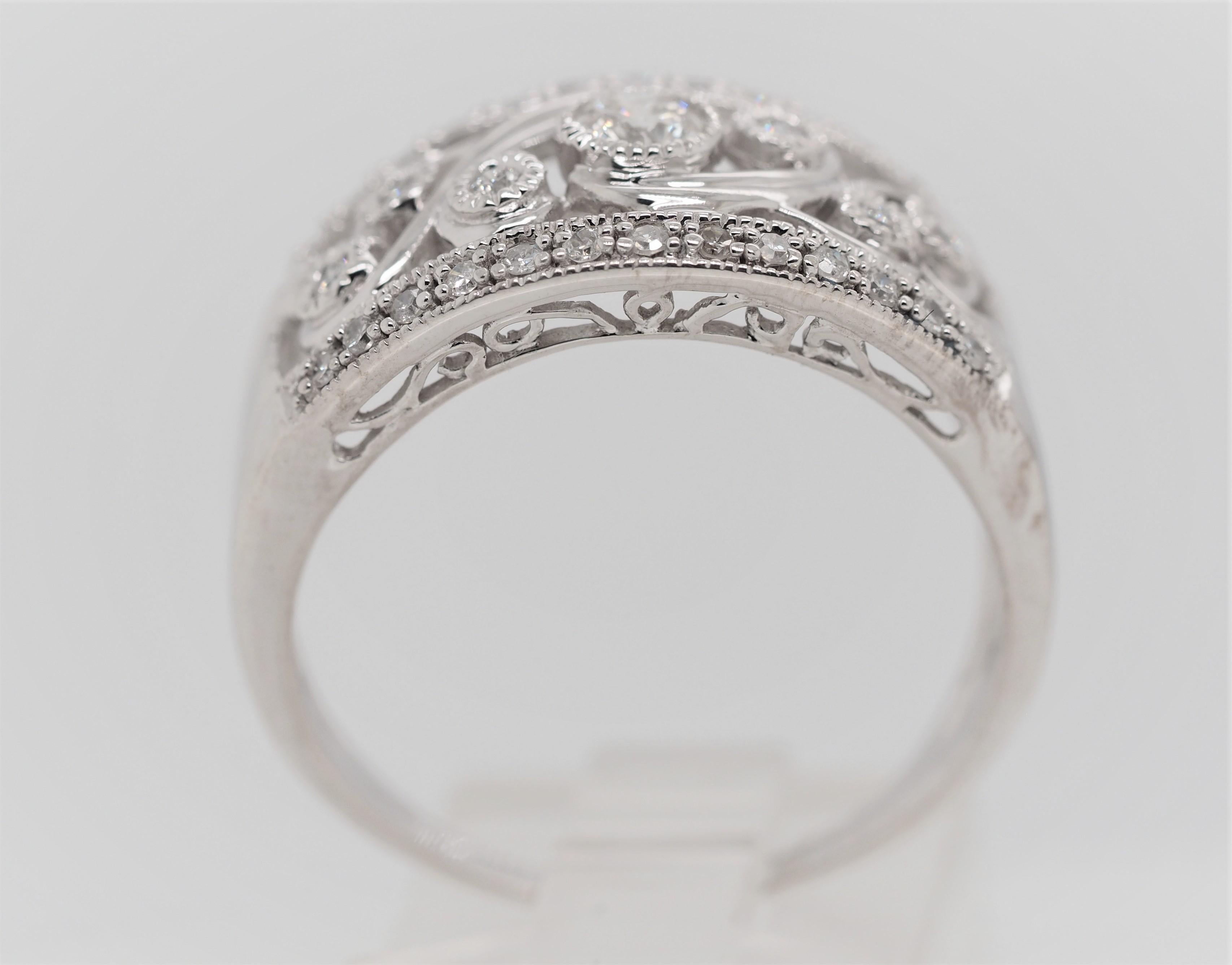 0.70 Carat Vintage Round Diamond Ring Set in 14 Karat White Gold For Sale 1