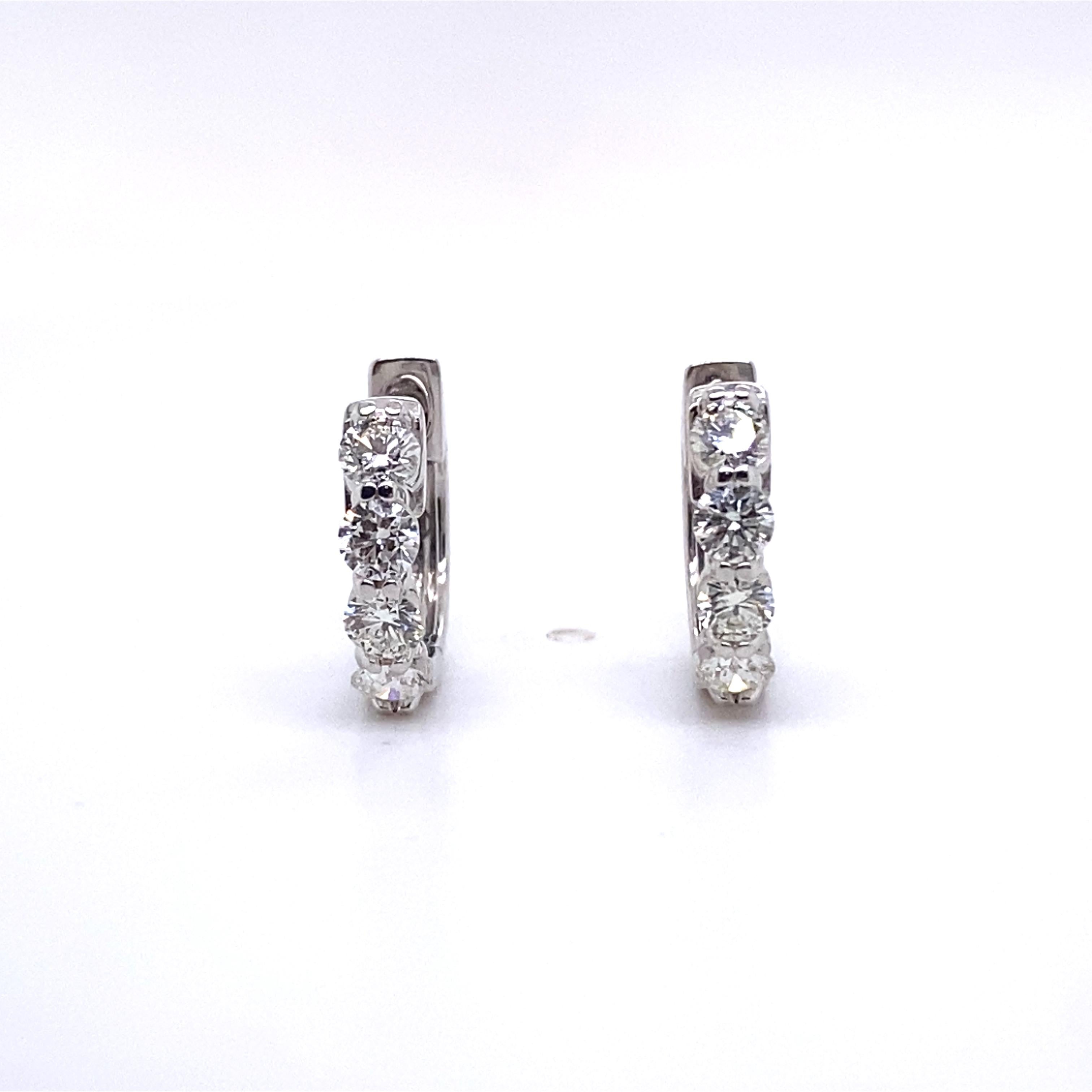 Contemporaneo 0,70 Carati 12mm Huggie Hoops in oro bianco 14K con 8 Diamanti in vendita