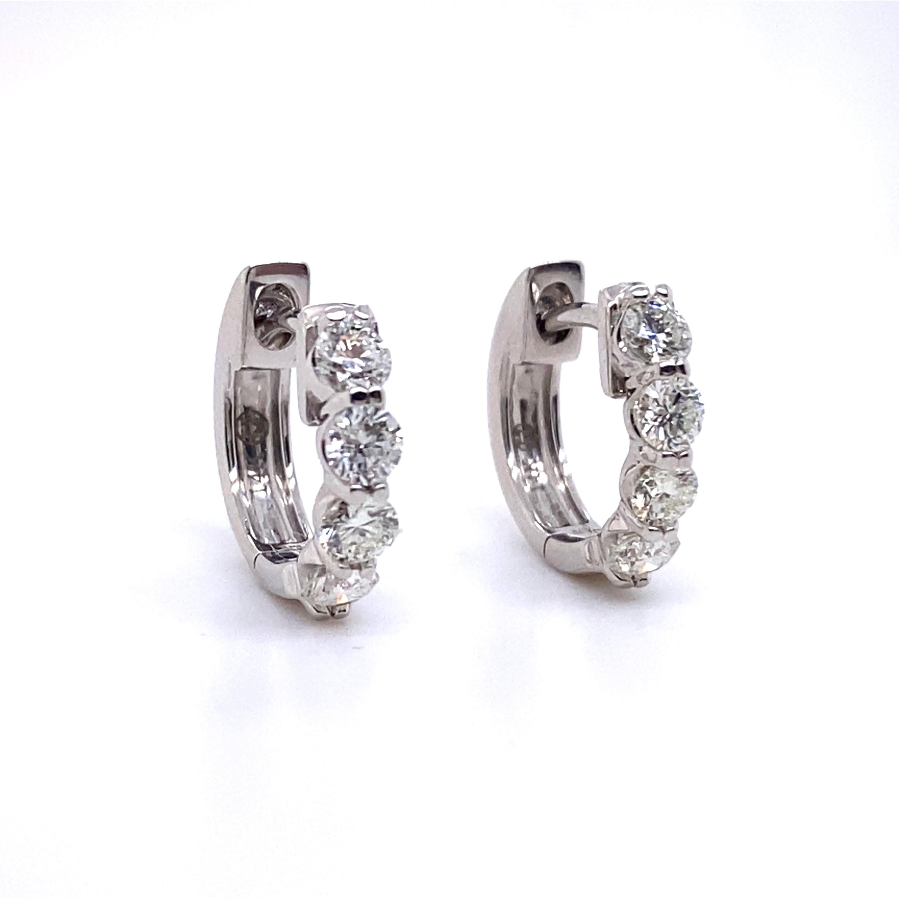Taglio rotondo 0,70 Carati 12mm Huggie Hoops in oro bianco 14K con 8 Diamanti in vendita