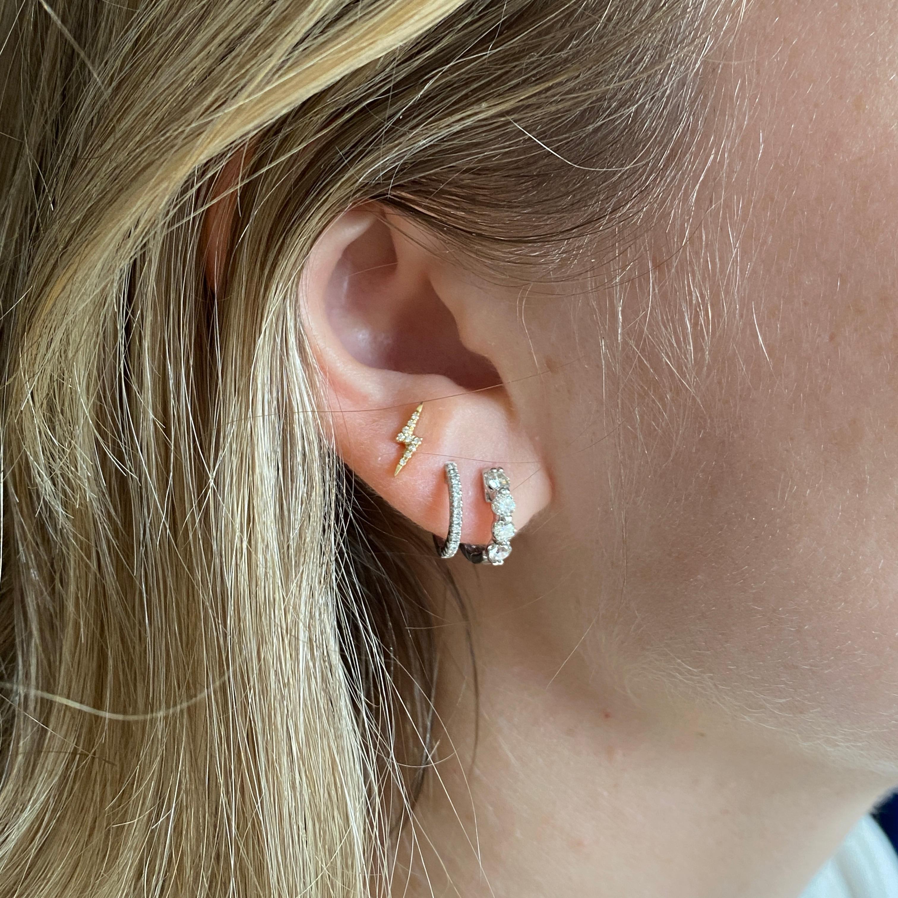 Donna 0,70 Carati 12mm Huggie Hoops in oro bianco 14K con 8 Diamanti in vendita
