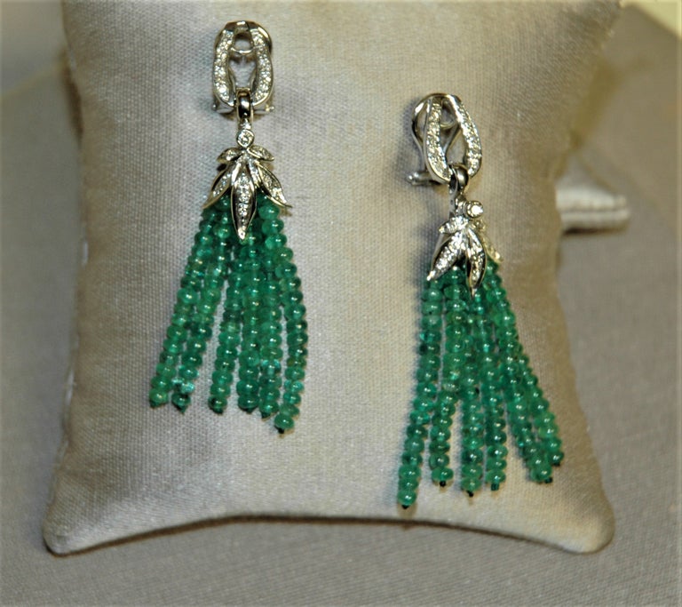 A cascade of emeralds hangs from a diamond leaf mounted on a base of white gold and diamonds (0.70 carats). These dangle earrings are very easy to wear and you can put them on also with a pendant that completes the set.