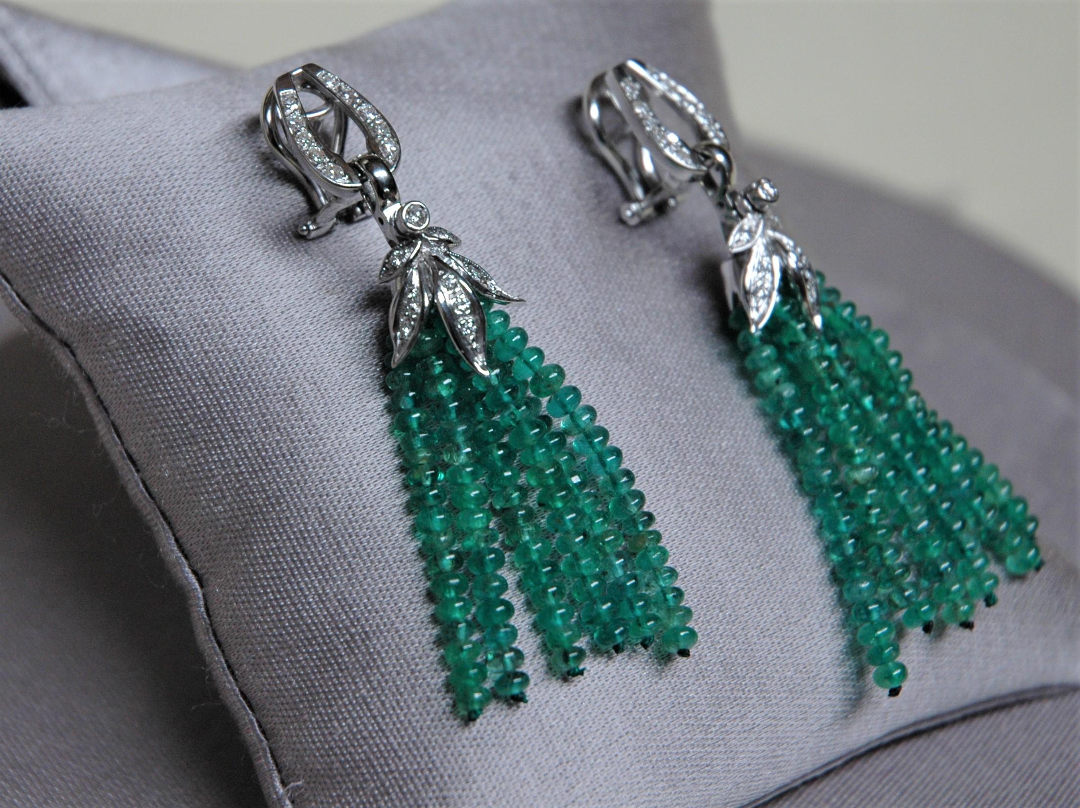 0.70 Carats Diamonds, Emeralds White Gold Drop Earrings In New Condition In BARI, IT