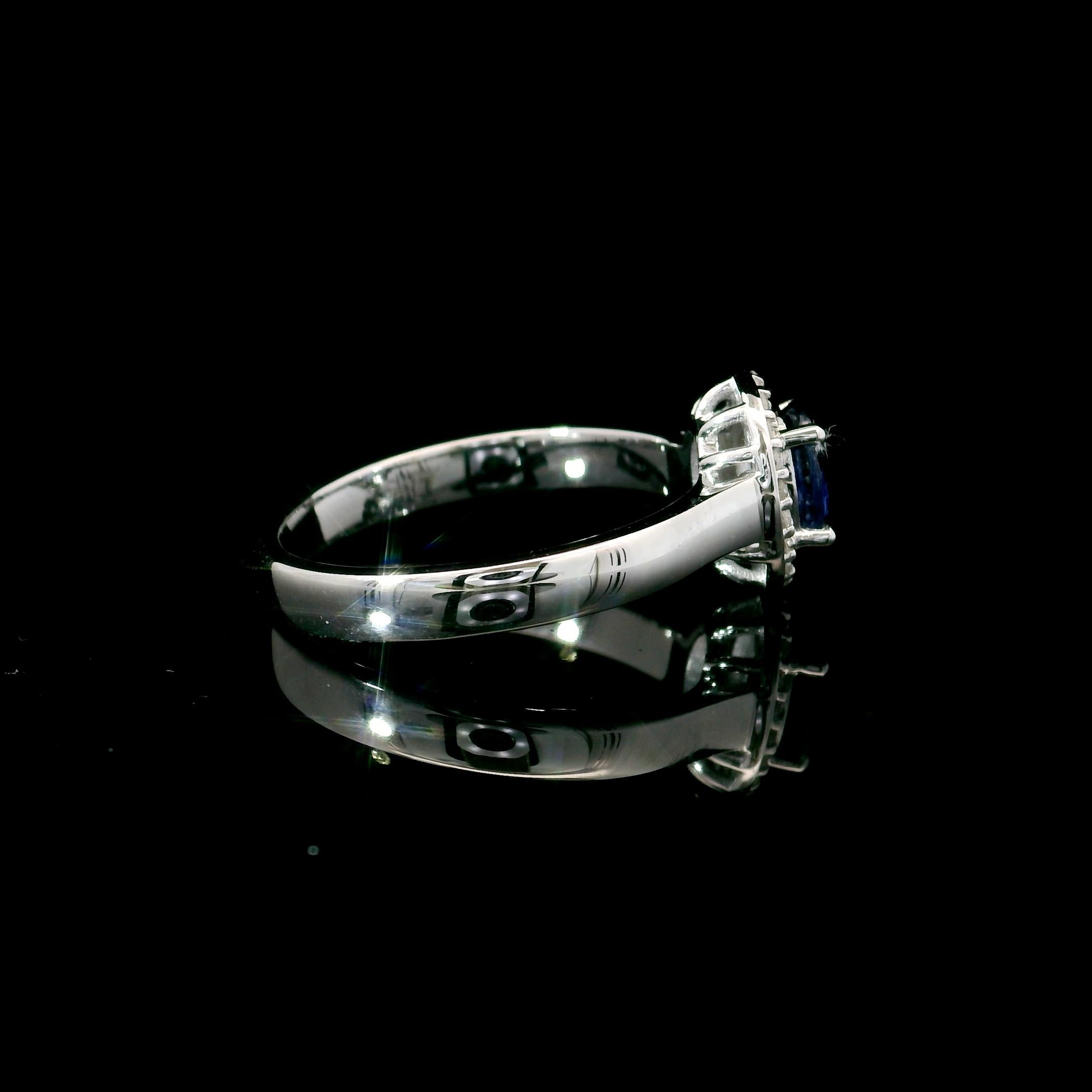 Oval Cut 0.70 carats sapphire ring For Sale